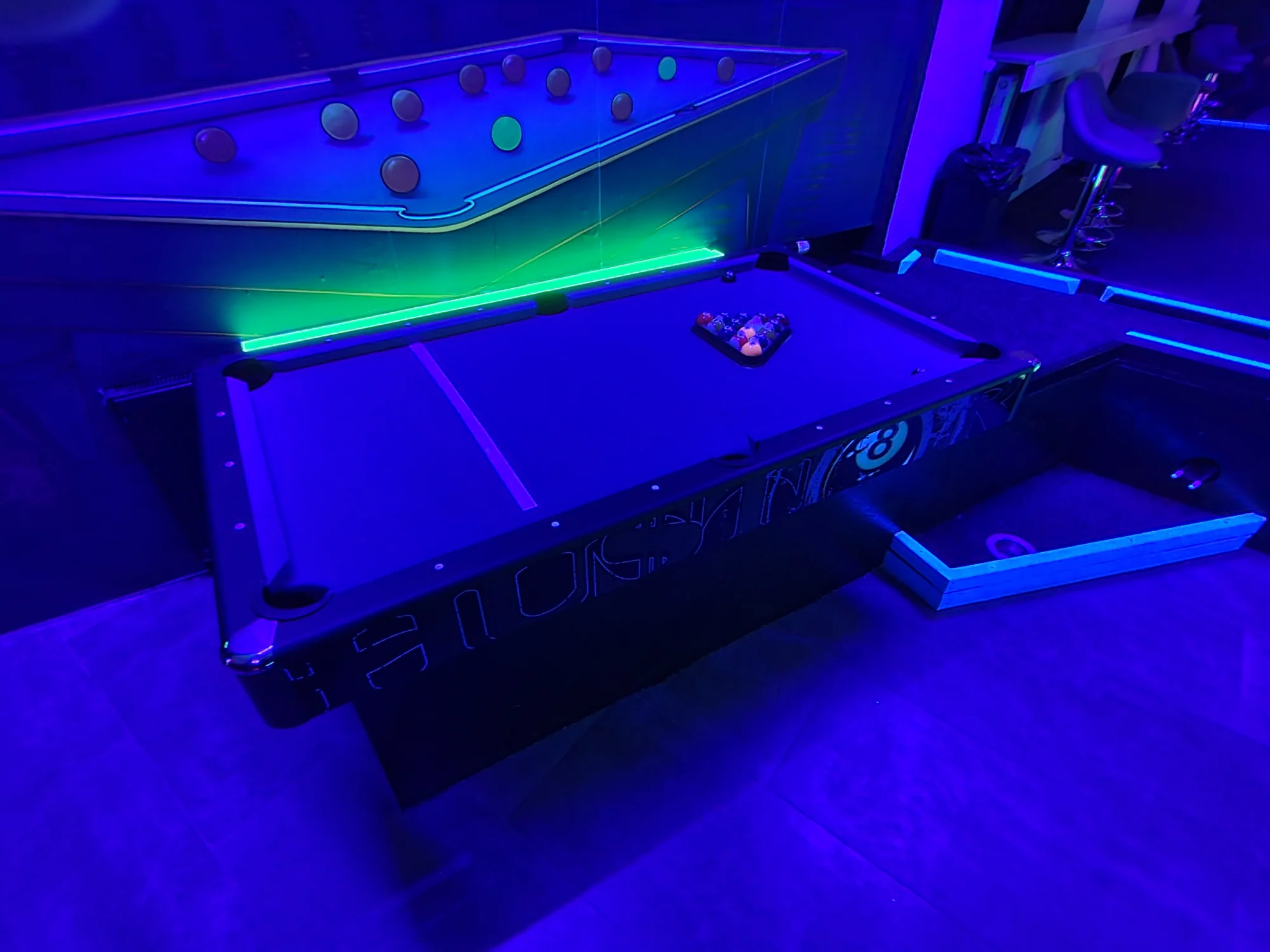 UV minigolf u Karlova mostu: 18jamková zábava v neonovém a graffiti stylu