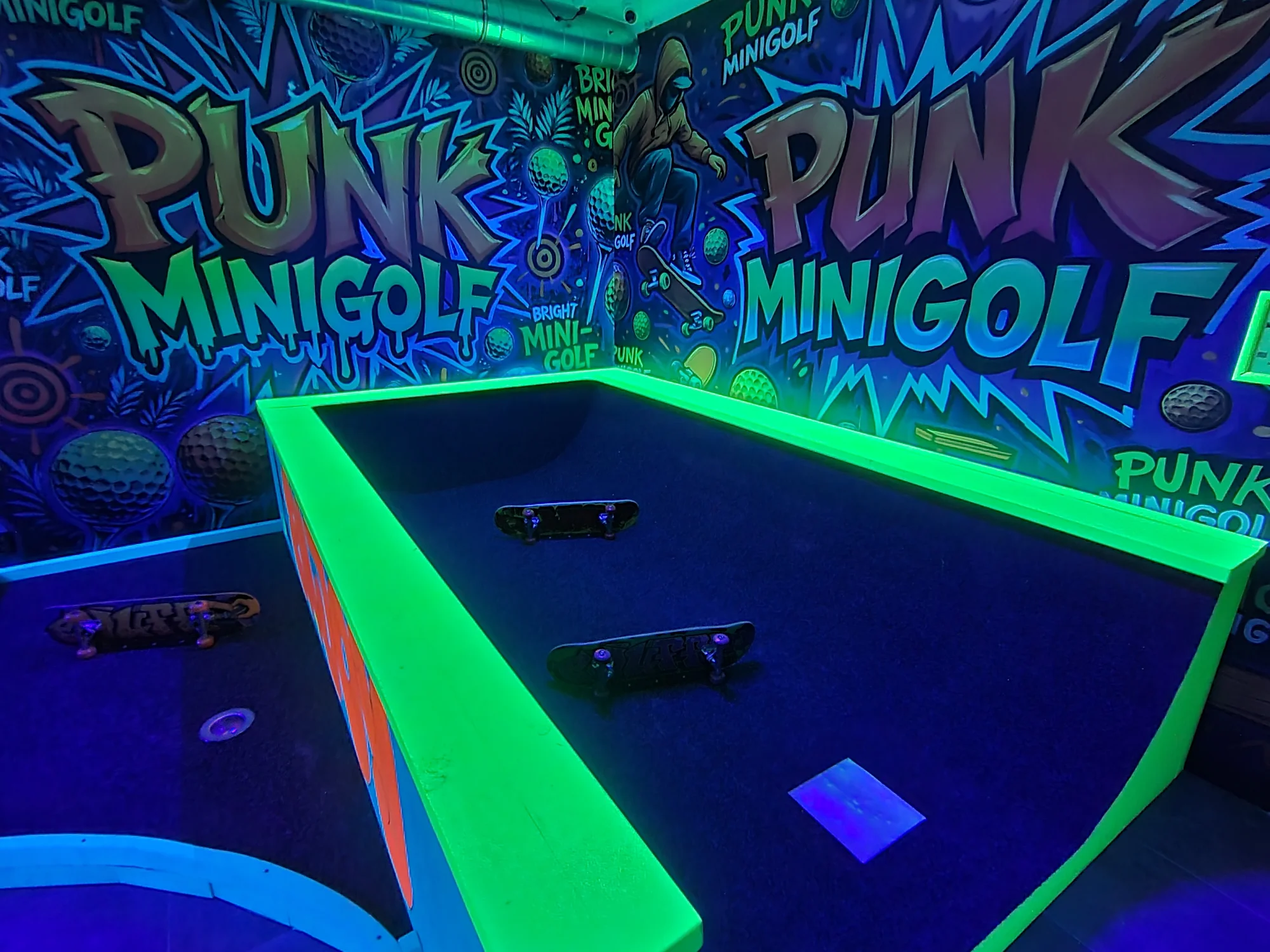 UV minigolf u Karlova mostu: 18jamková zábava v neonovém a graffiti stylu