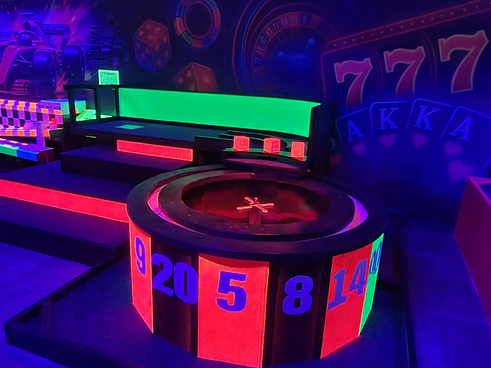 UV minigolf u Karlova mostu: 18jamková zábava v neonovém a graffiti stylu