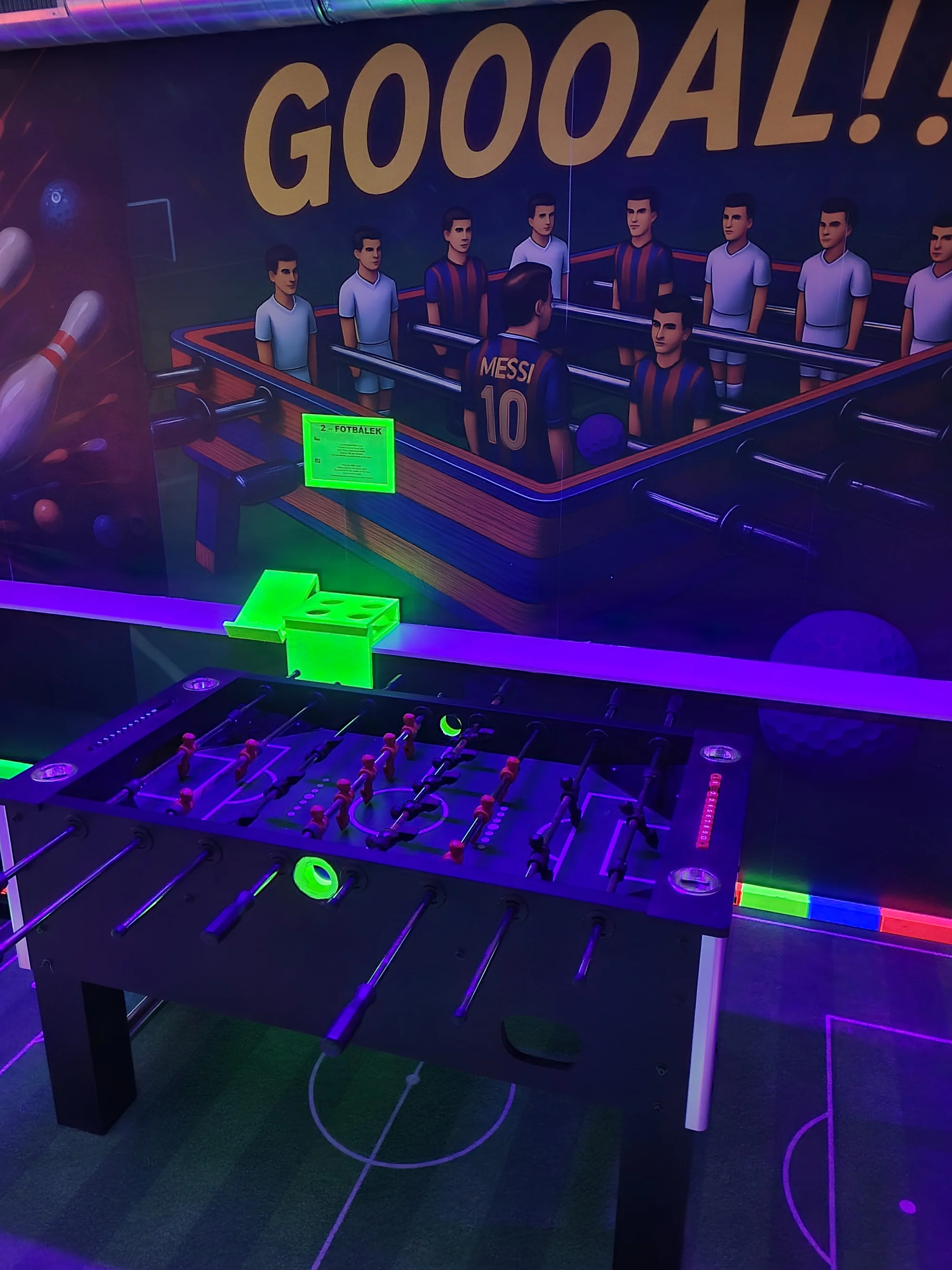 UV minigolf u Karlova mostu: 18jamková zábava v neonovém a graffiti stylu