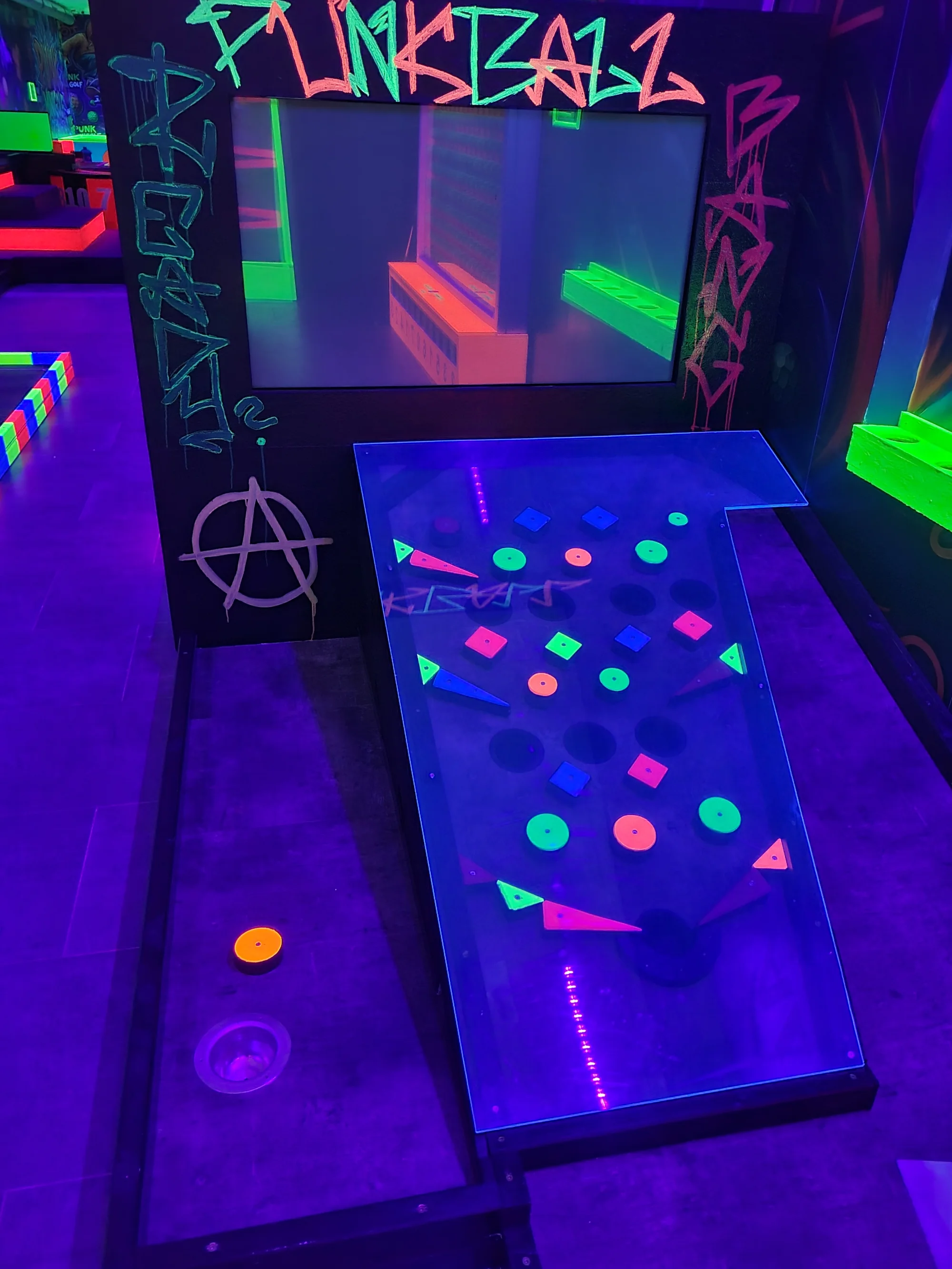 UV minigolf u Karlova mostu: 18jamková zábava v neonovém a graffiti stylu