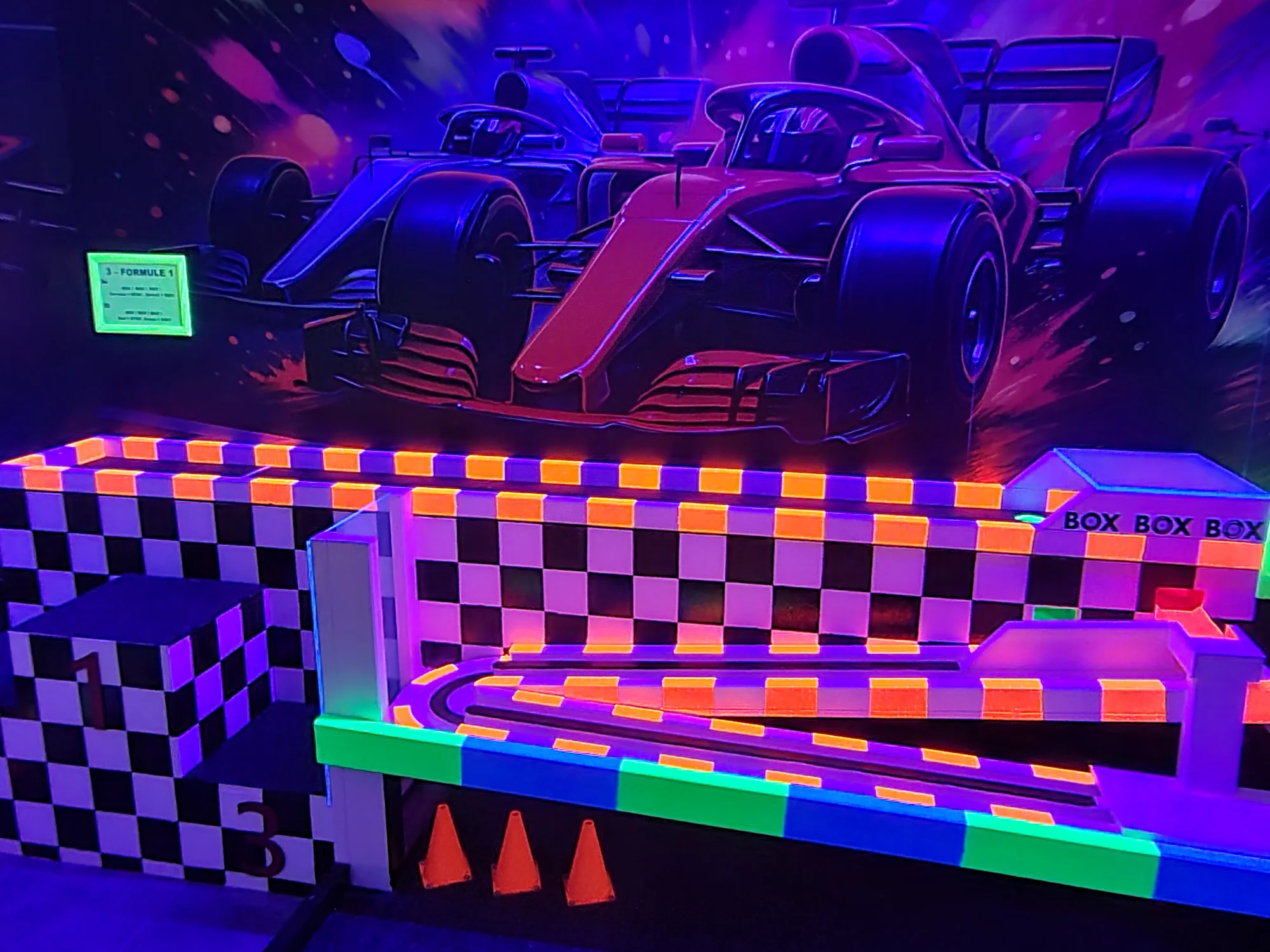 UV minigolf u Karlova mostu: 18jamková zábava v neonovém a graffiti stylu