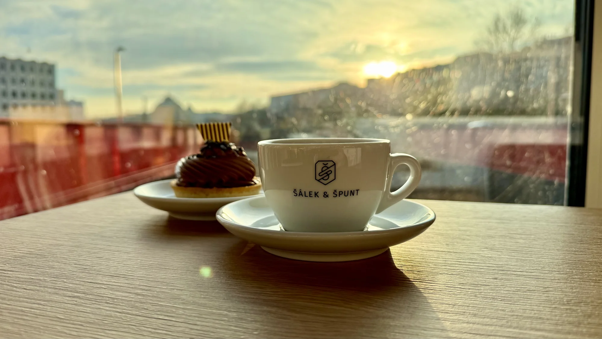 Sladká tečka i osvěžující drink: otevřené vouchery na 300 až 1500 Kč do kavárny na náplavce