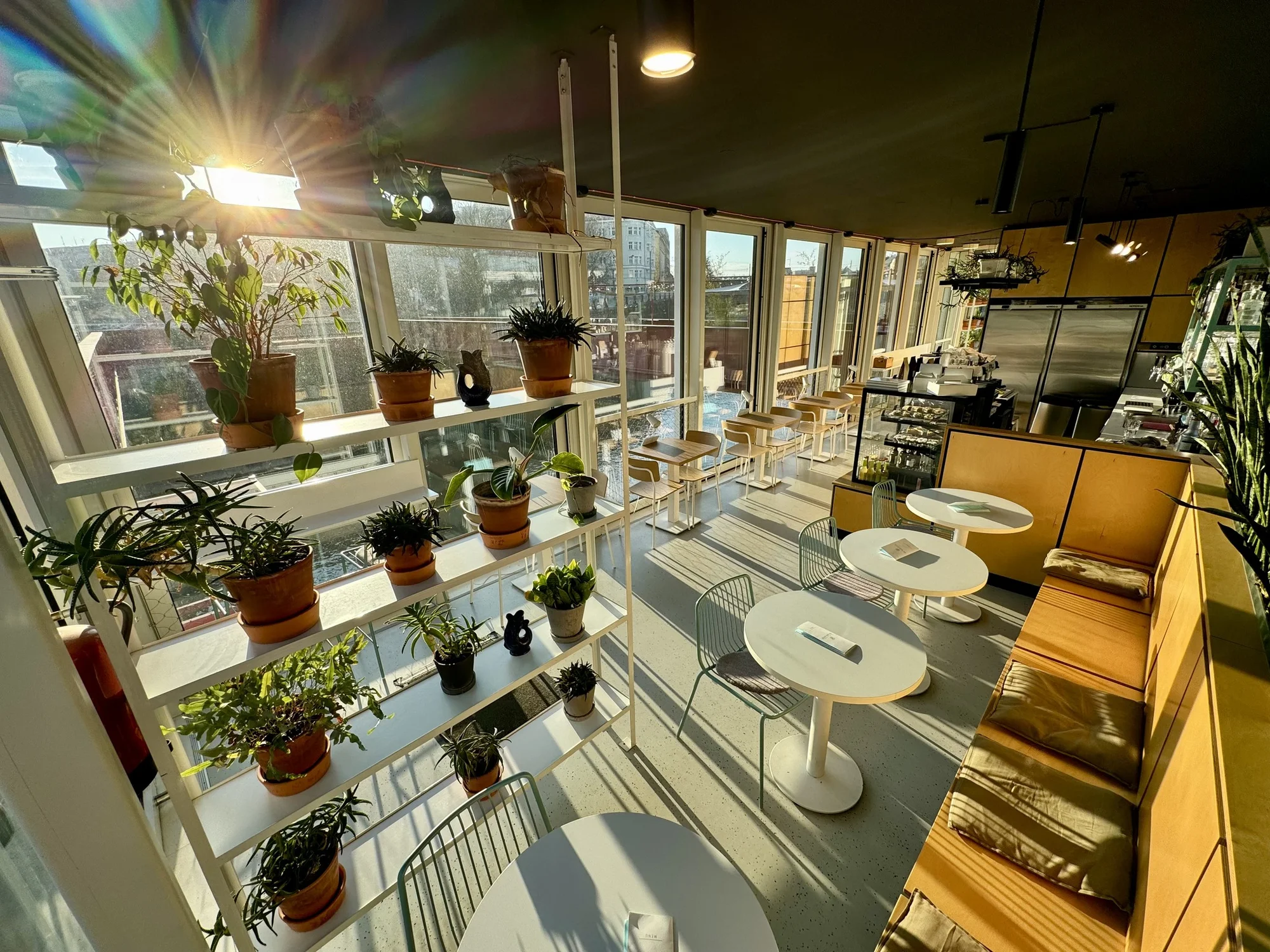 Sladká tečka i osvěžující drink: otevřené vouchery na 300 až 1500 Kč do kavárny na náplavce