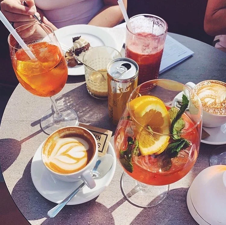 Sladká tečka i osvěžující drink: otevřené vouchery na 300 až 1500 Kč do kavárny na náplavce