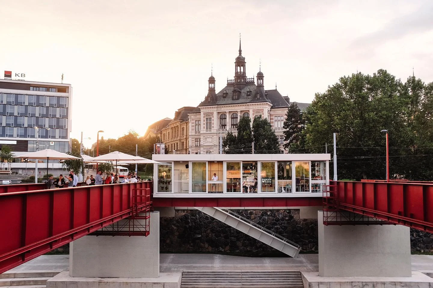 Káva a zákusek v sympatické kavárně na náplavce pro 1 nebo 2 osoby