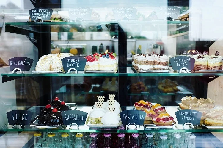 Sladká tečka i osvěžující drink: otevřené vouchery na 300 až 1500 Kč do kavárny na náplavce