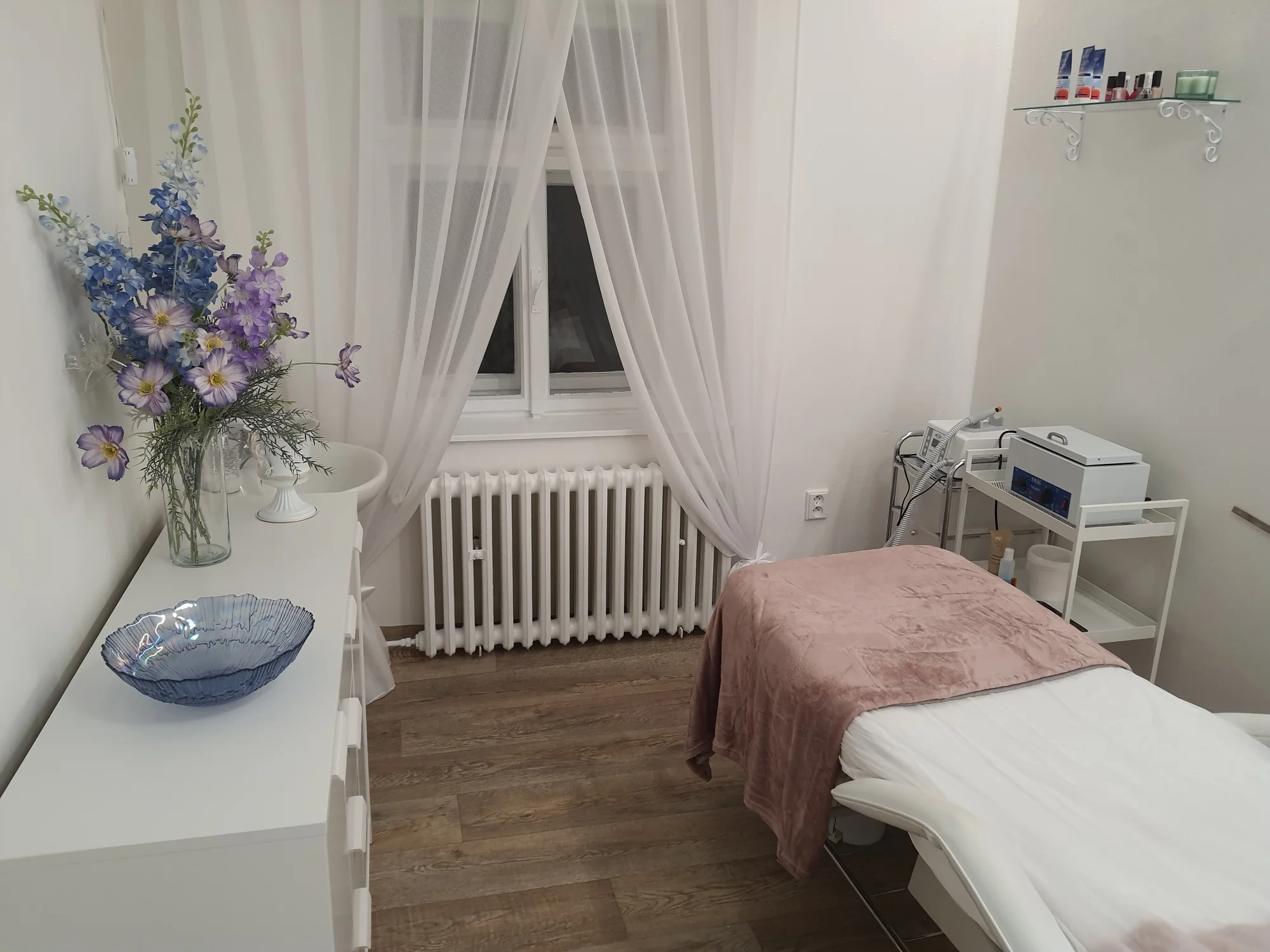 Chůze jako po obláčku: Suchá pedikúra s thajskou masáží nohou