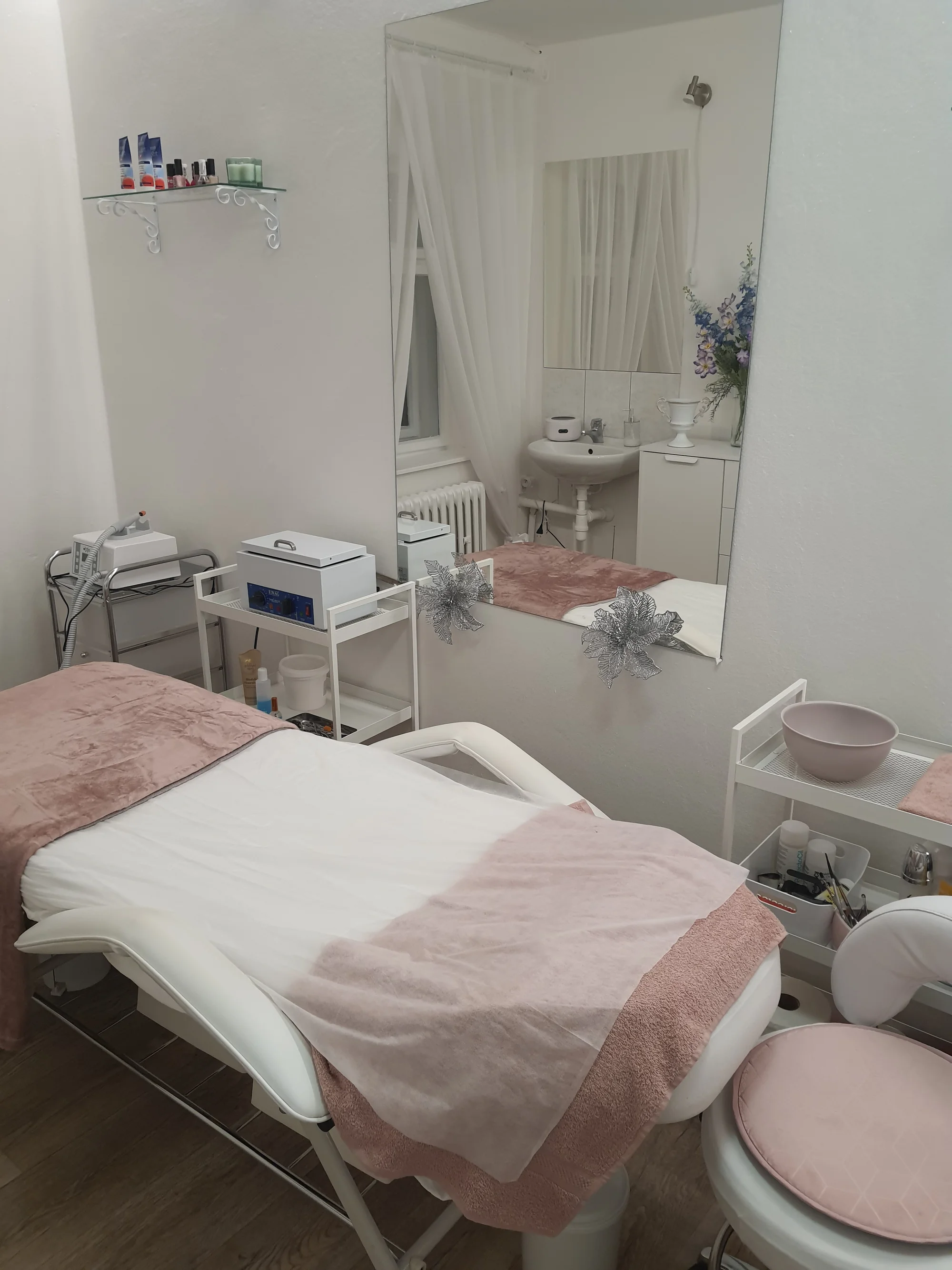 Chůze jako po obláčku: Suchá pedikúra s thajskou masáží nohou