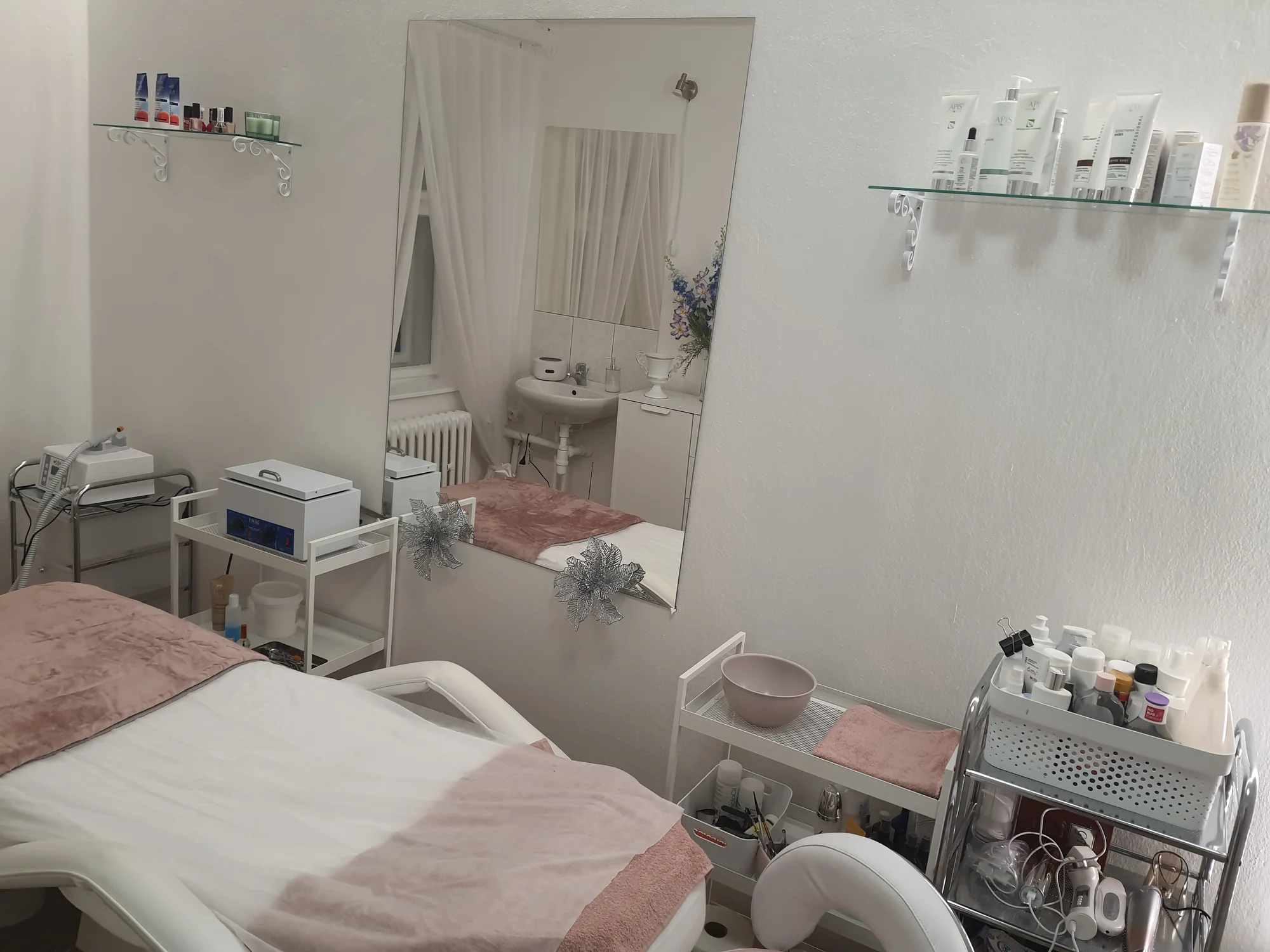 Chůze jako po obláčku: Suchá pedikúra s thajskou masáží nohou