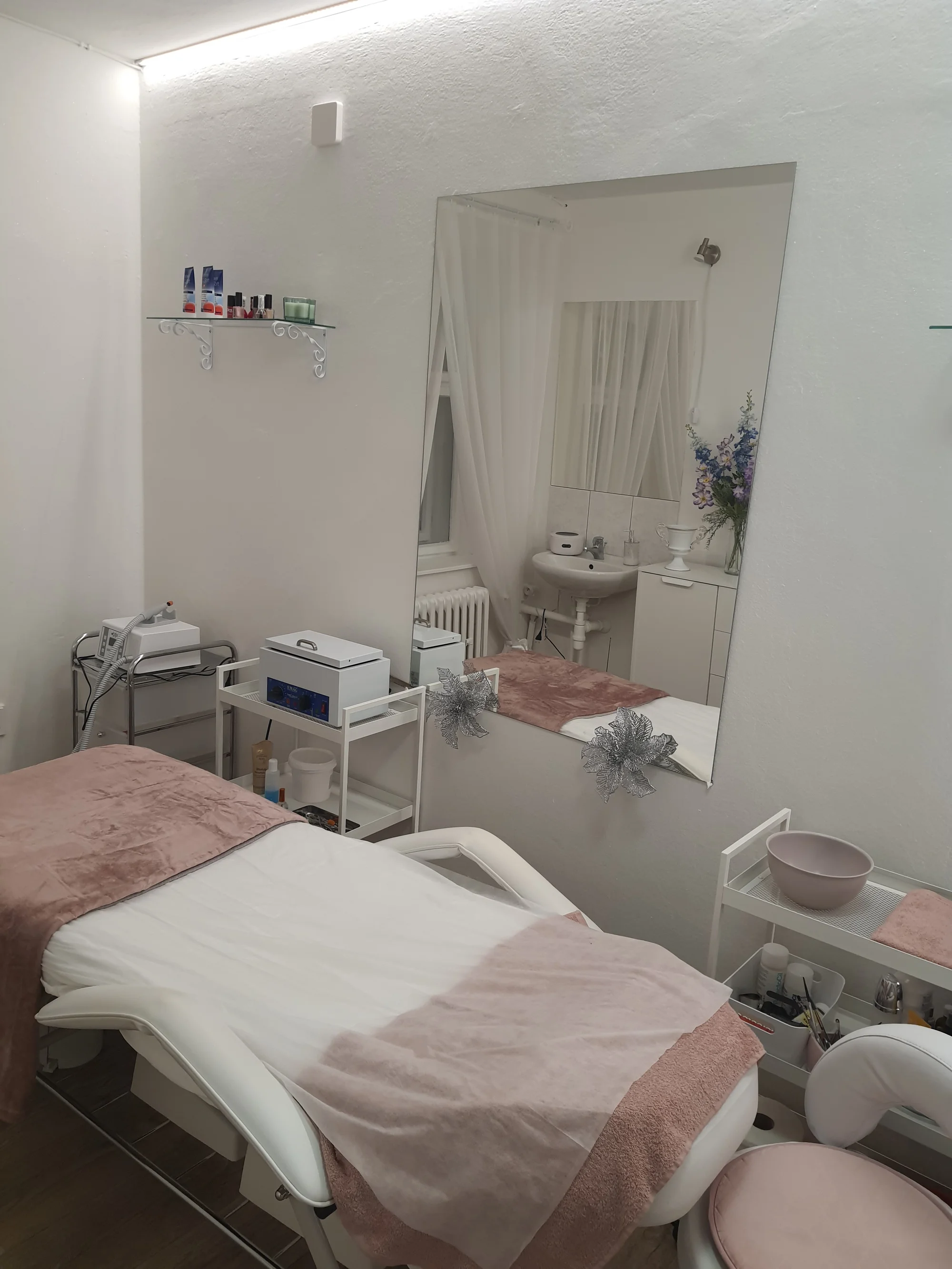 Chůze jako po obláčku: Suchá pedikúra s thajskou masáží nohou