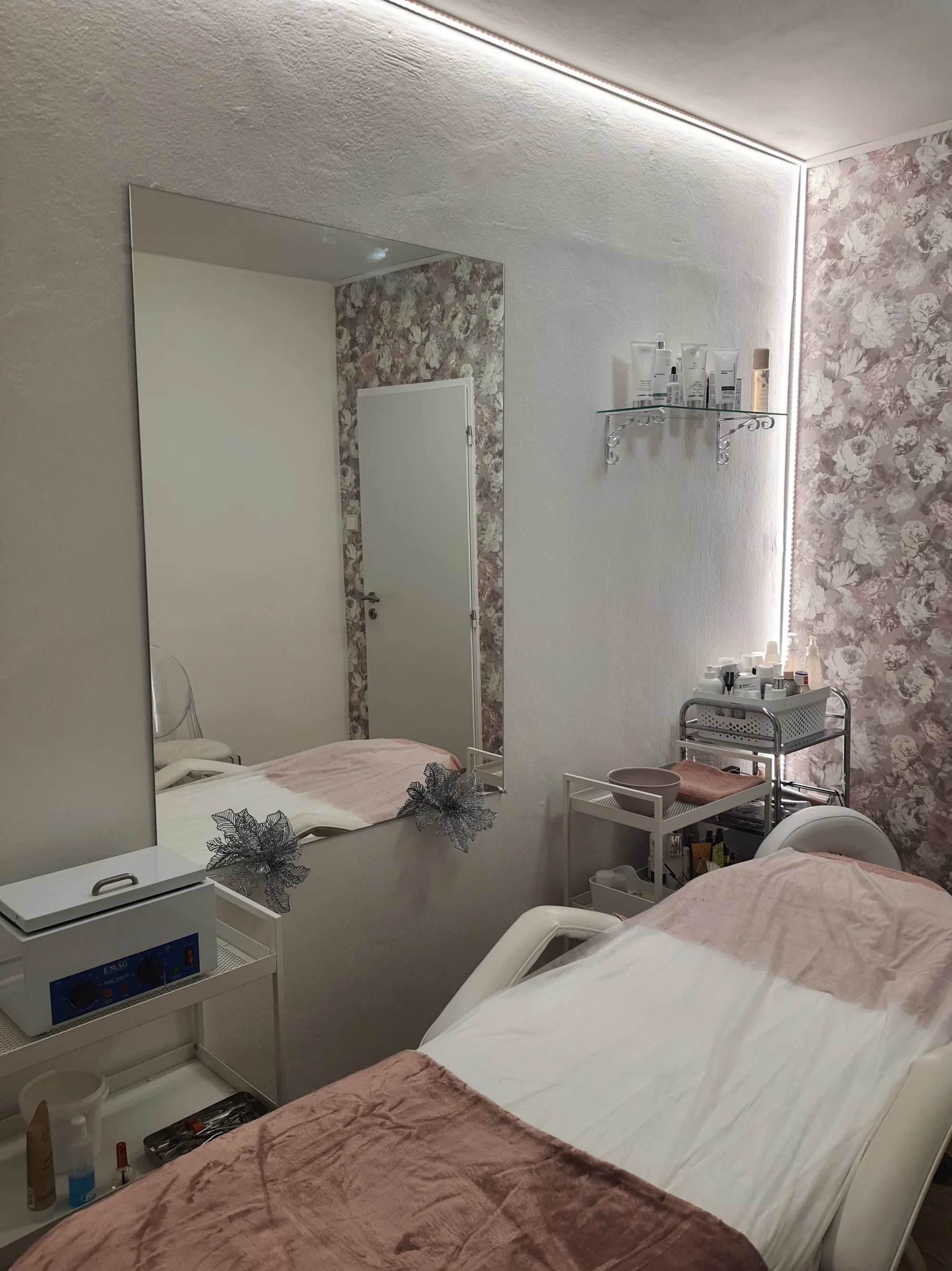 Chůze jako po obláčku: Suchá pedikúra s thajskou masáží nohou