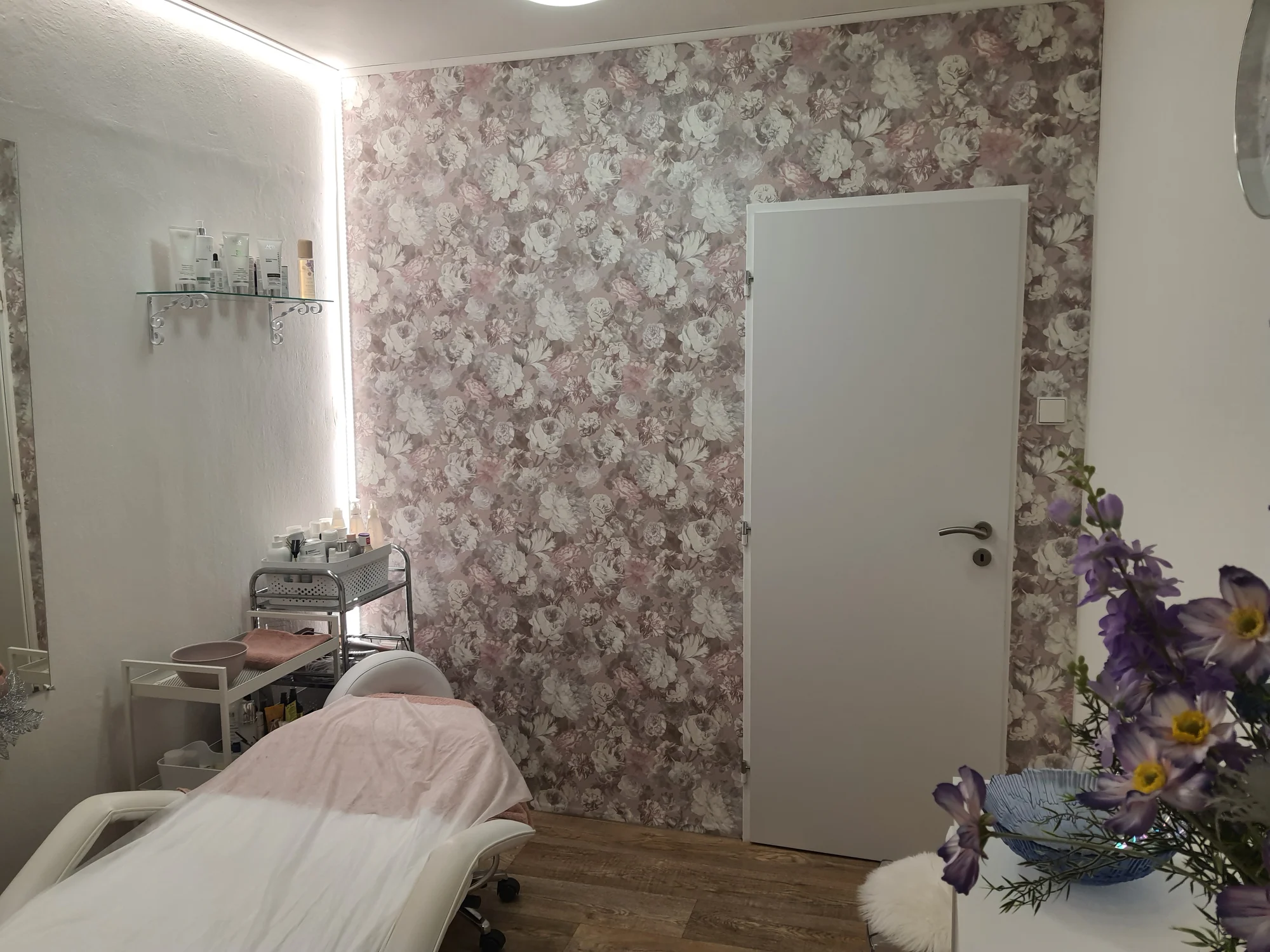 Chůze jako po obláčku: Suchá pedikúra s thajskou masáží nohou