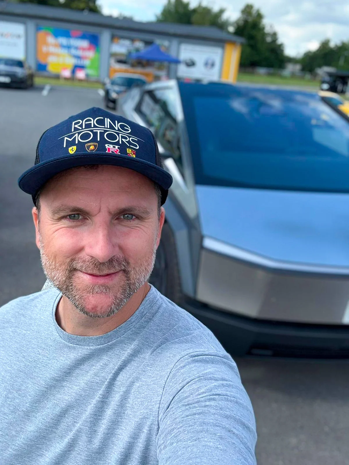 Řidičem či spolujezdcem ve voze Tesla Cybertruck: 1 až 3 kola s instruktorem