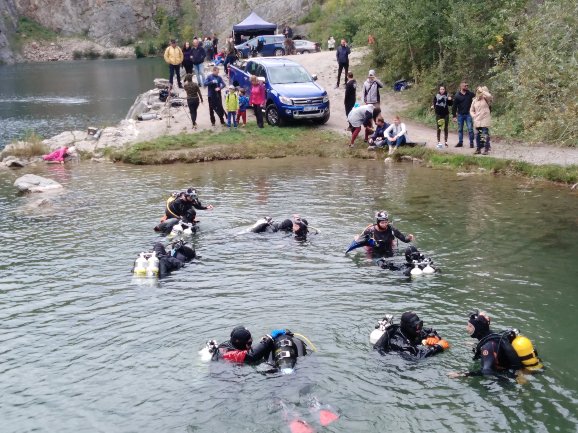 Ponořte se do nového světa: Kurz potápění na zkoušku v bazénu i volné vodě pro 1–4 osoby