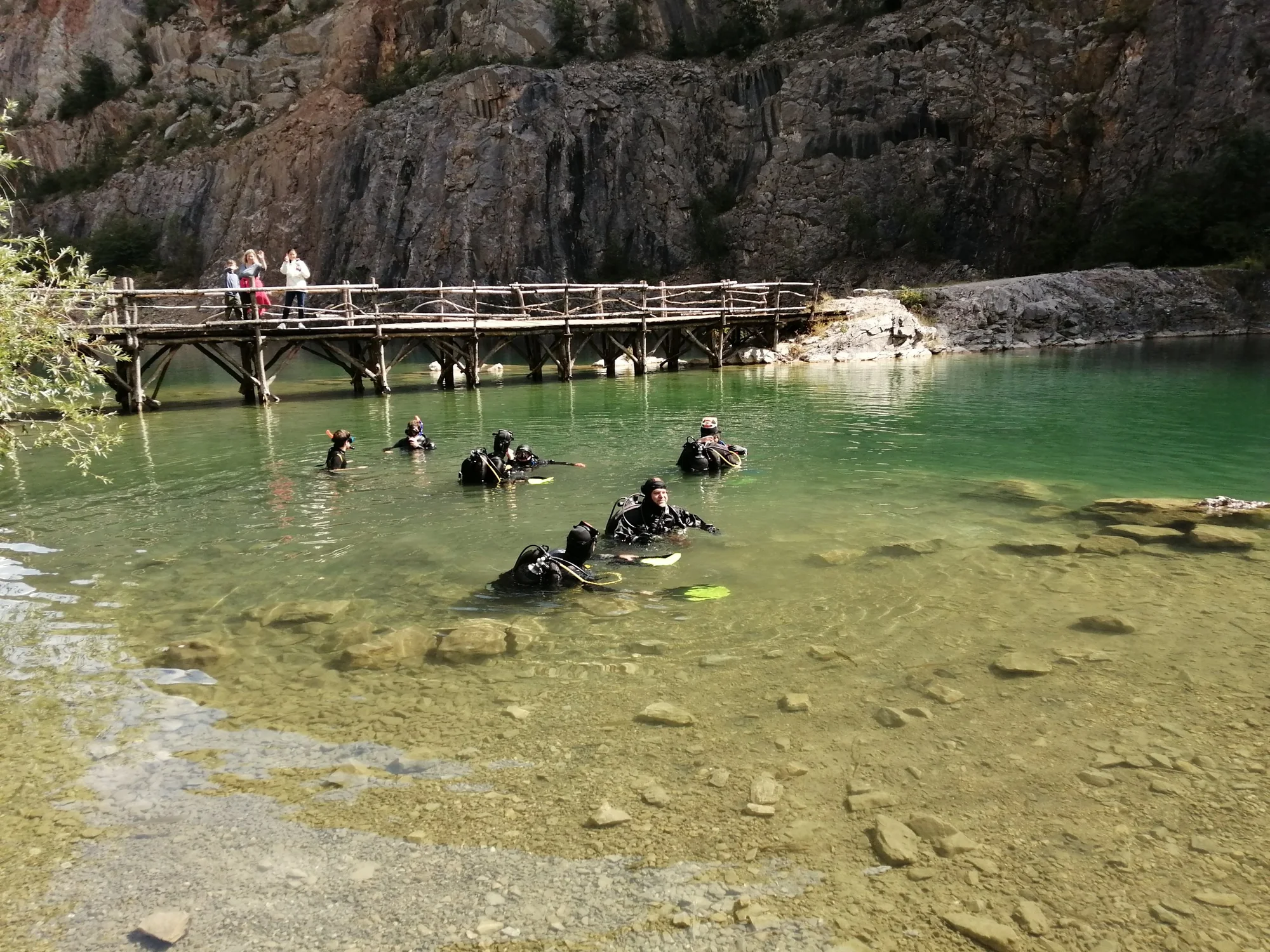 Ponořte se do nového světa: Kurz potápění na zkoušku v bazénu i volné vodě pro 1–4 osoby