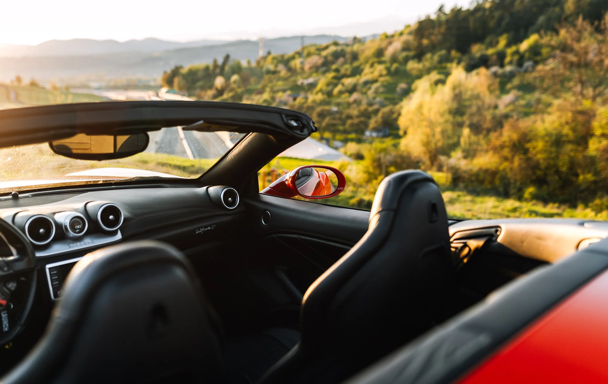 Vstříc adrenalinu: jízda v supersportu –⁠⁠⁠⁠⁠⁠ Ferrari, Lamborgini i Mustang, 20–⁠⁠⁠⁠⁠⁠40 minut