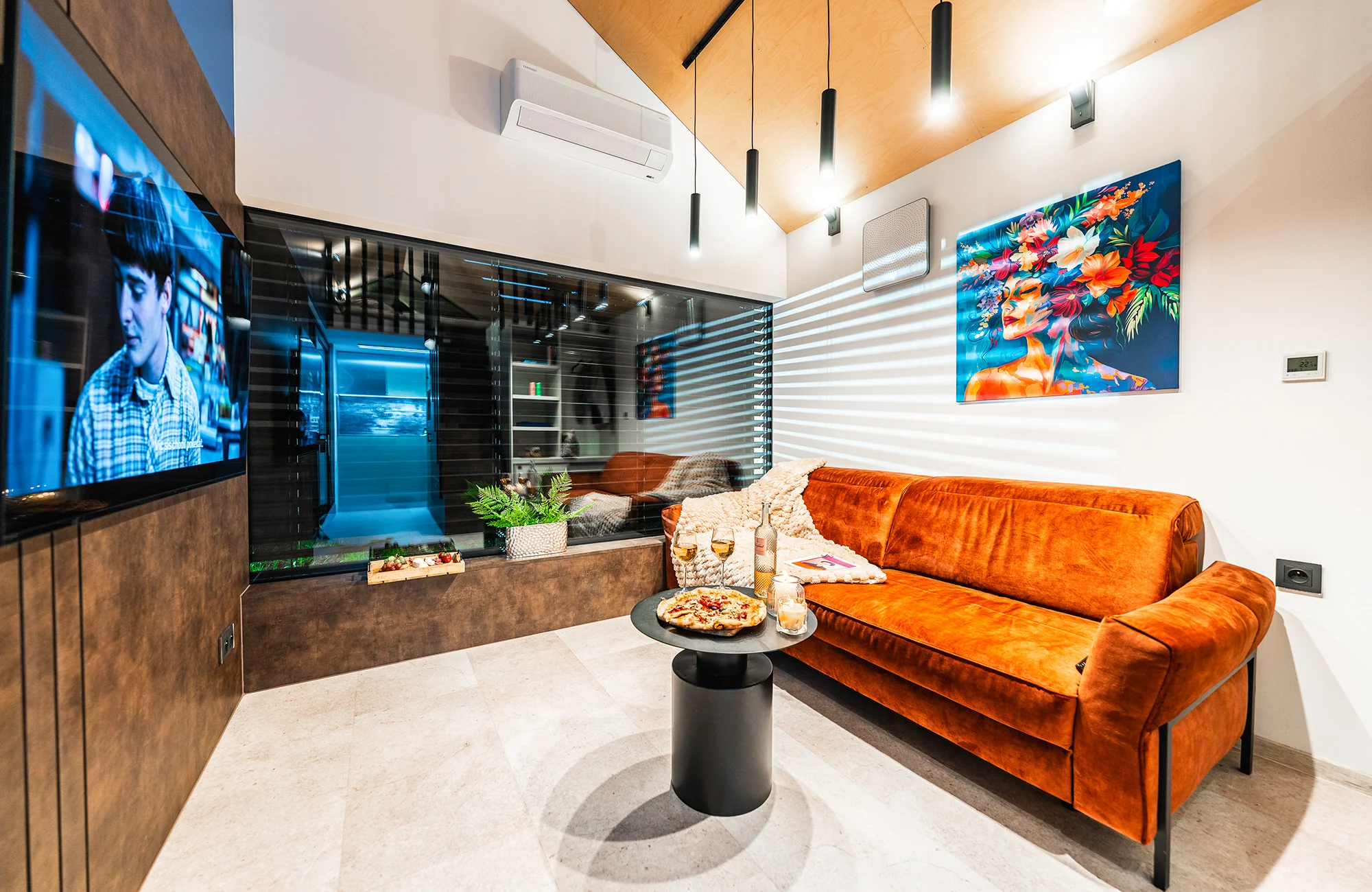 Za romantikou do Ostravy: tiny house s kuchyní, Netflixem i terasou s posezením