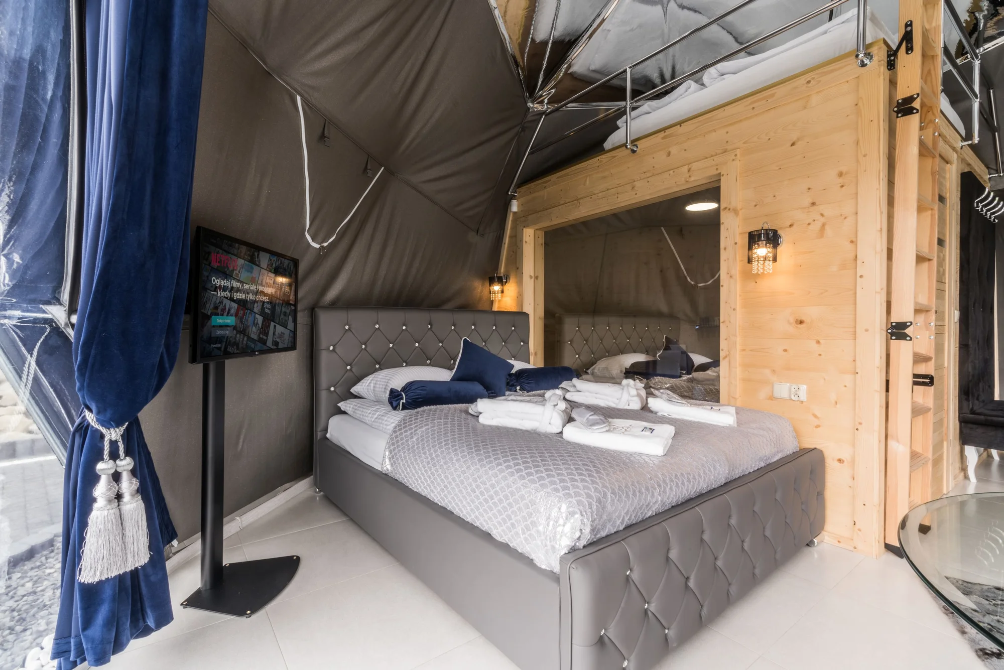 Romantika v luxusních kupolích: privátní vířivka, snídaně, minibar i výhled na hory