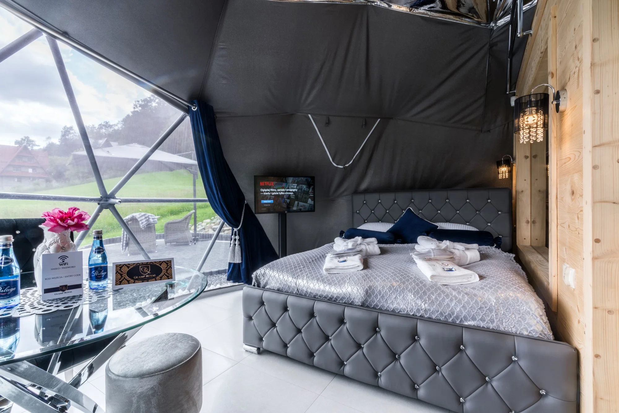 Romantika v luxusních kupolích: privátní vířivka, snídaně, minibar i výhled na hory