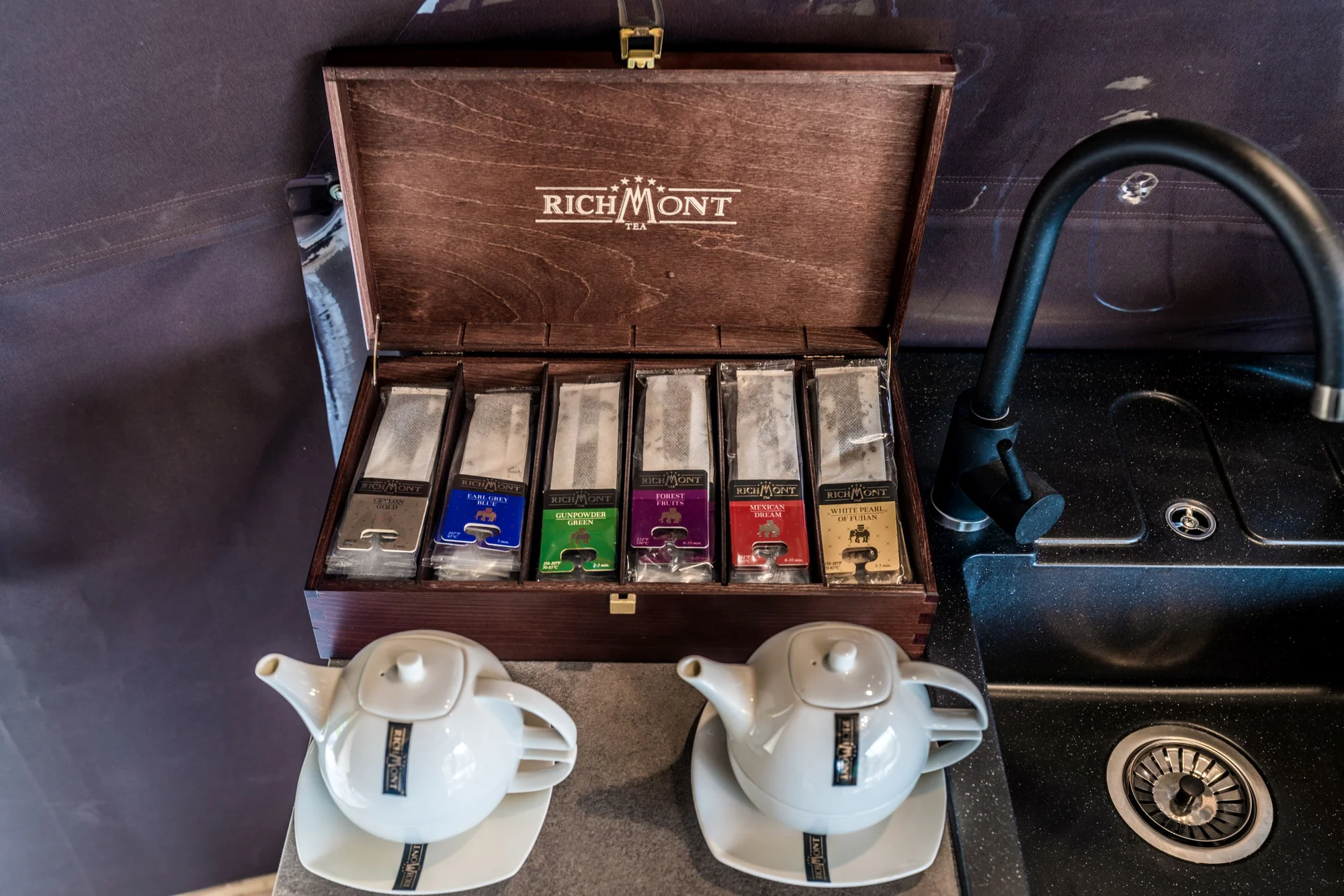 Romantika v luxusních kupolích: privátní vířivka, snídaně, minibar i výhled na hory