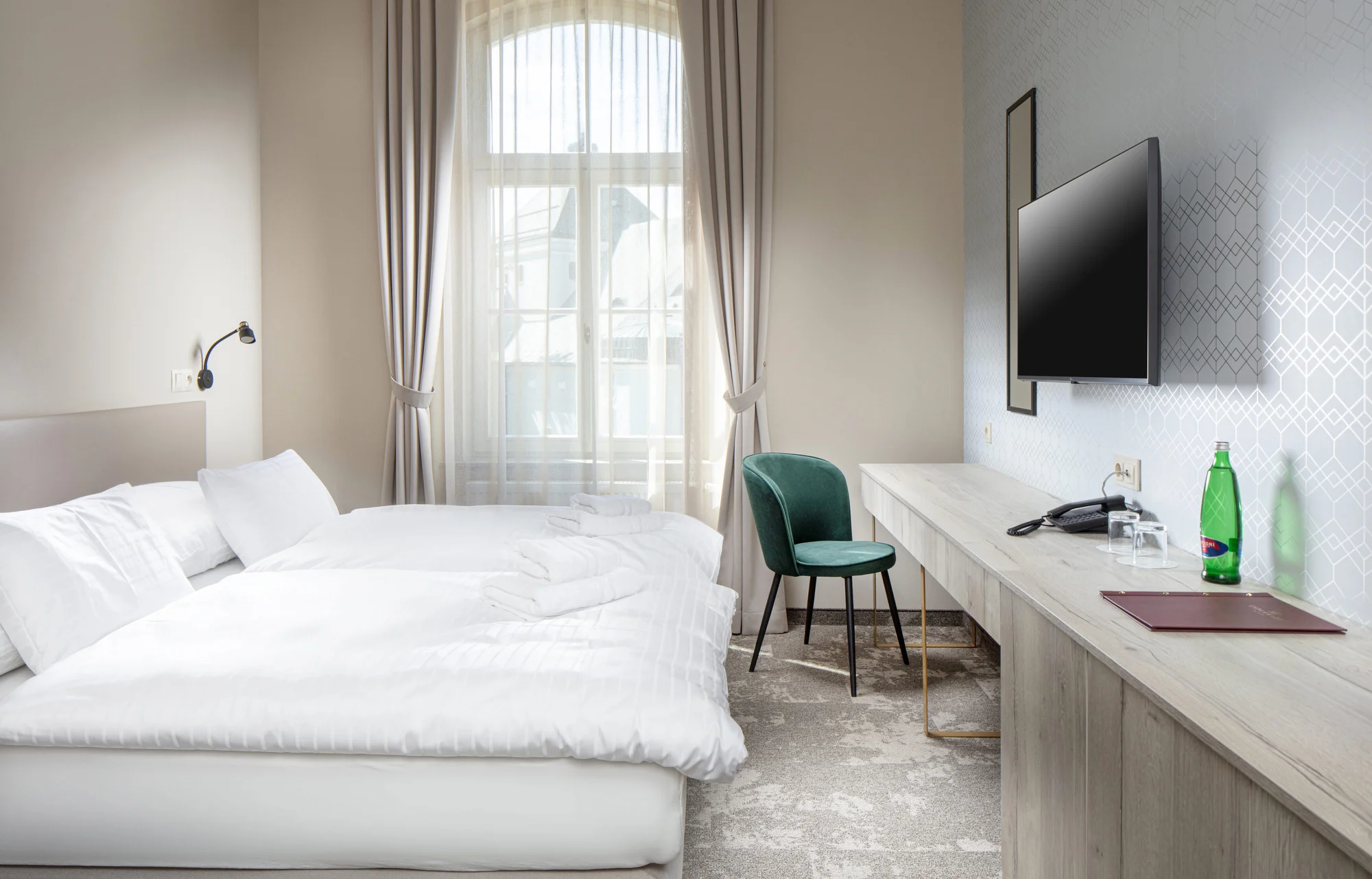 Zrekonstruovaný hotel v centru Františkových Lázní: snídaně či plná penze, bazén i procedury