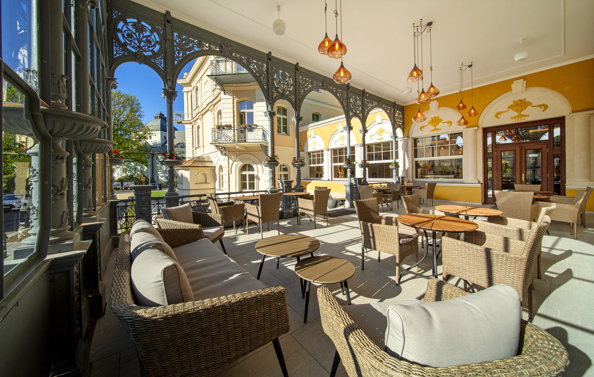 Zrekonstruovaný hotel v centru Františkových Lázní: snídaně či plná penze, bazén i procedury