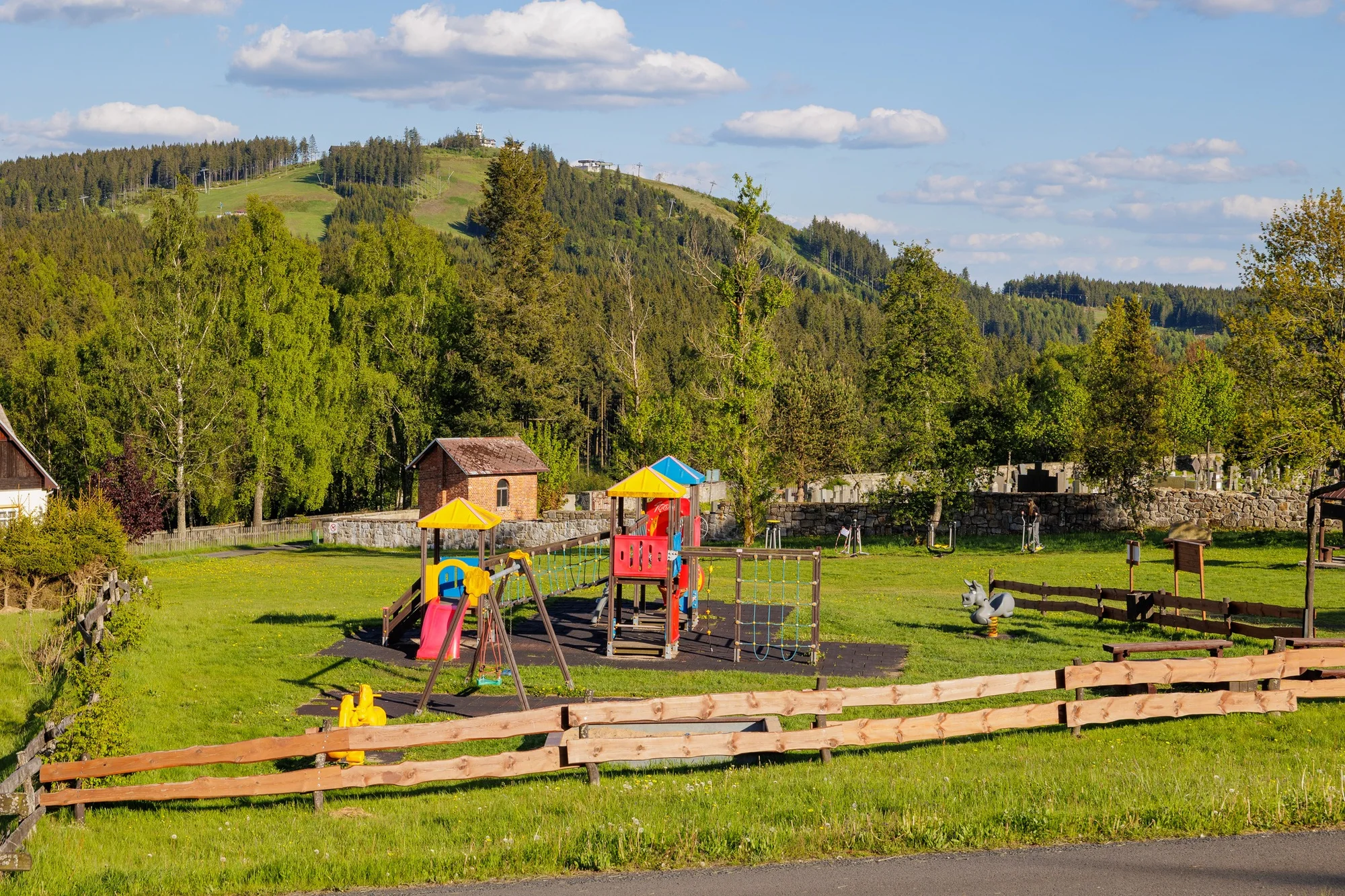 Krušné hory i s jídlem: vybavený apartmán nebo chalupa až pro 14 osob