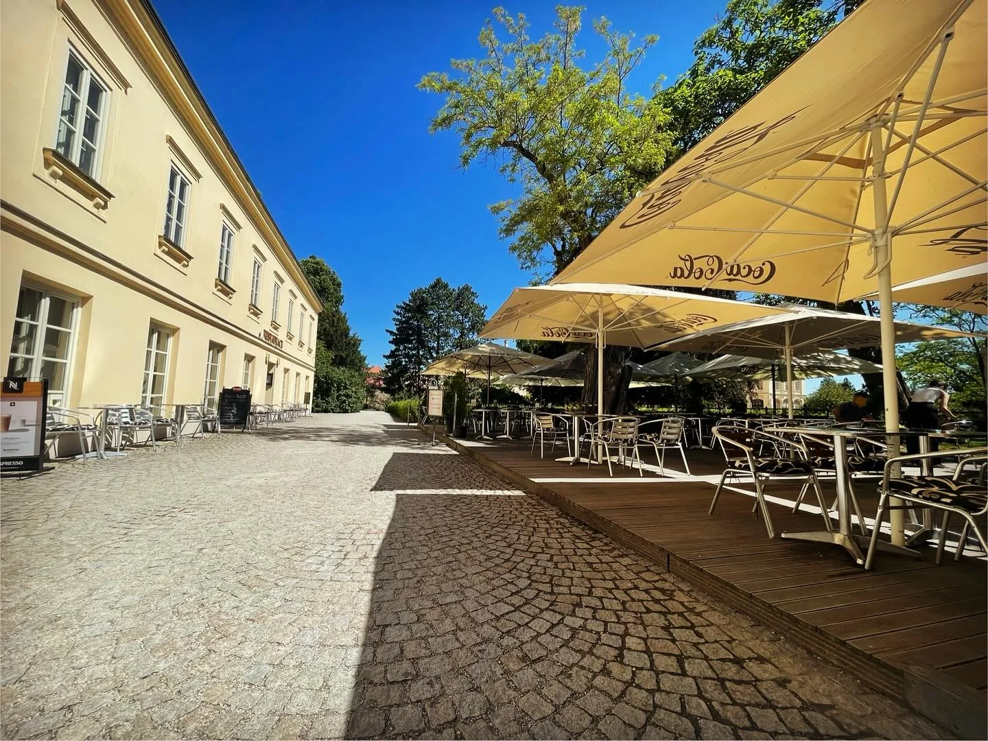 Dovolená v Zámeckém hotelu Lednice: terasa s výhledem na zámek, snídaně či polopenze a víno