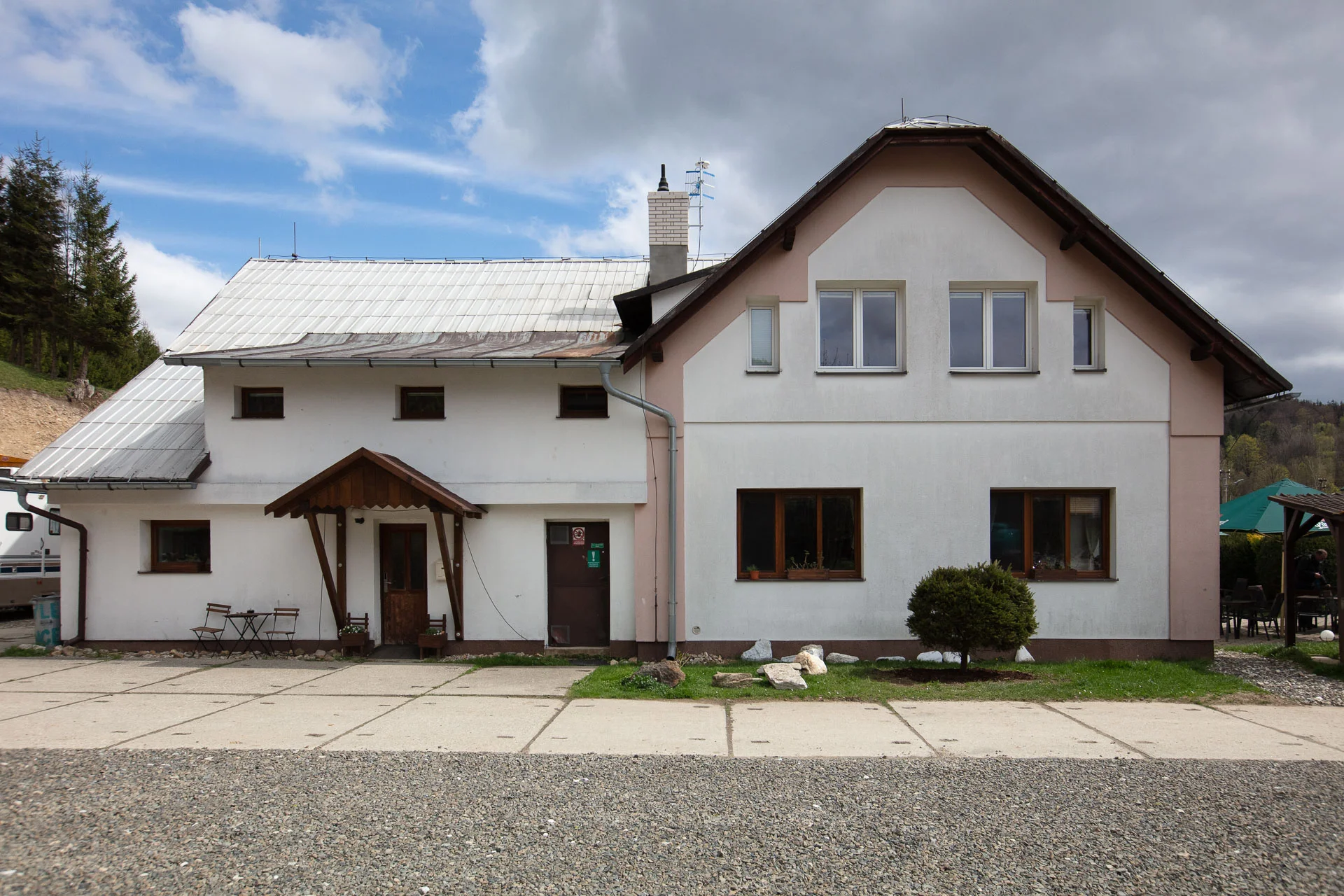 Pobyt v Lipové-Lázních: snídaně či polopenze, trekové hole a pivo Kanec