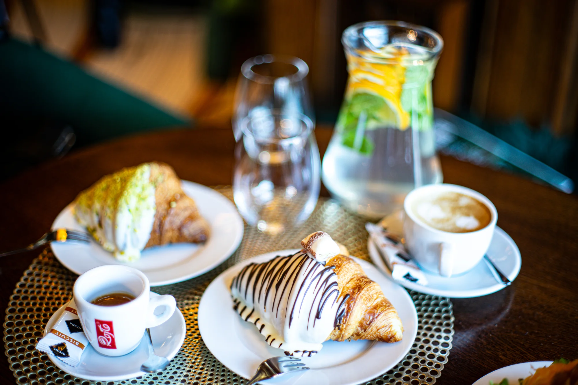 Káva a dezert nebo croissant pro 1 nebo 2 osoby v kavárně Broadway