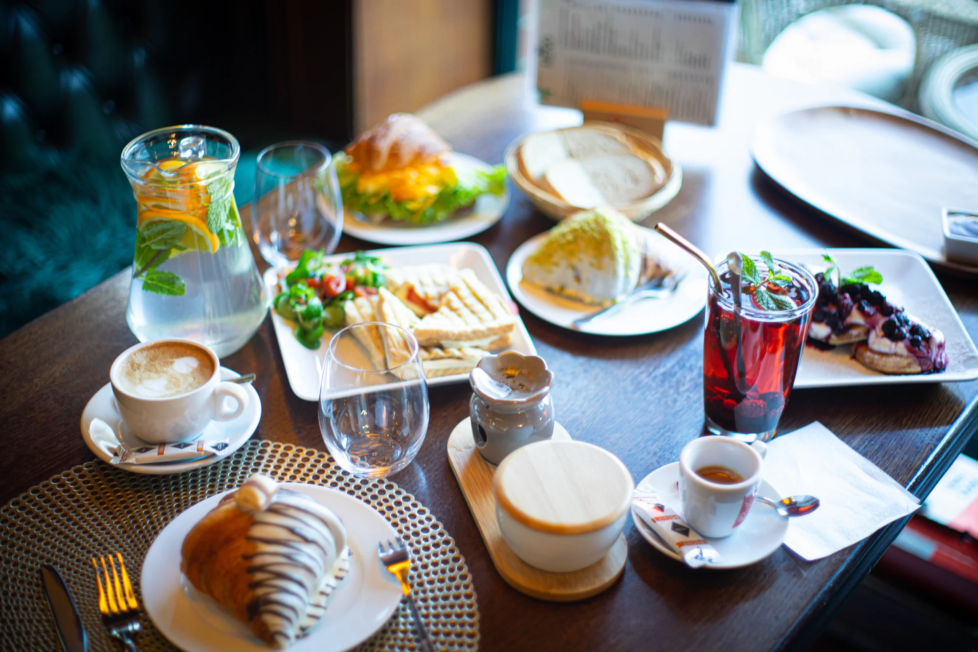 Káva a dezert nebo croissant pro 1 nebo 2 osoby v kavárně Broadway