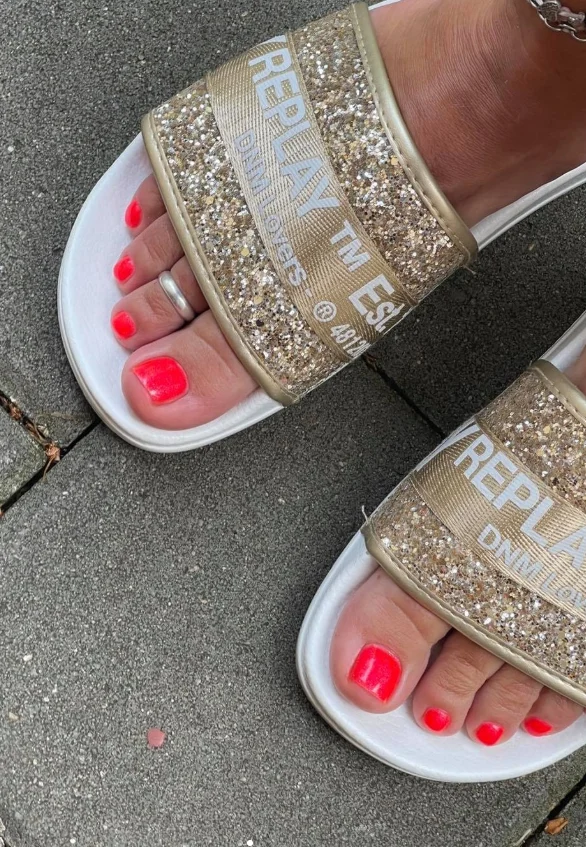 Luxusní mokrá pedikúra pro dokonalý relax či precizní suchá péče pro citlivé nožky