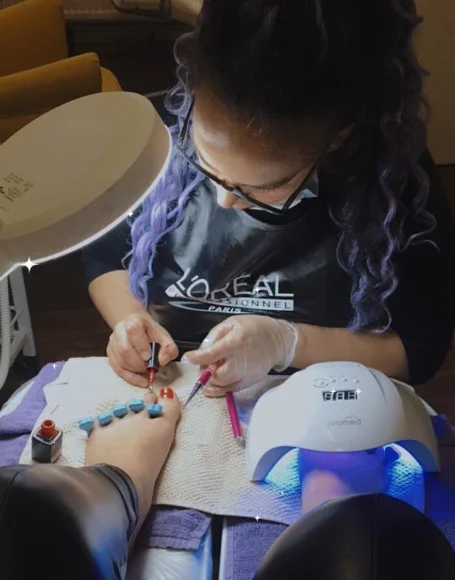 Luxusní mokrá pedikúra pro dokonalý relax či precizní suchá péče pro citlivé nožky