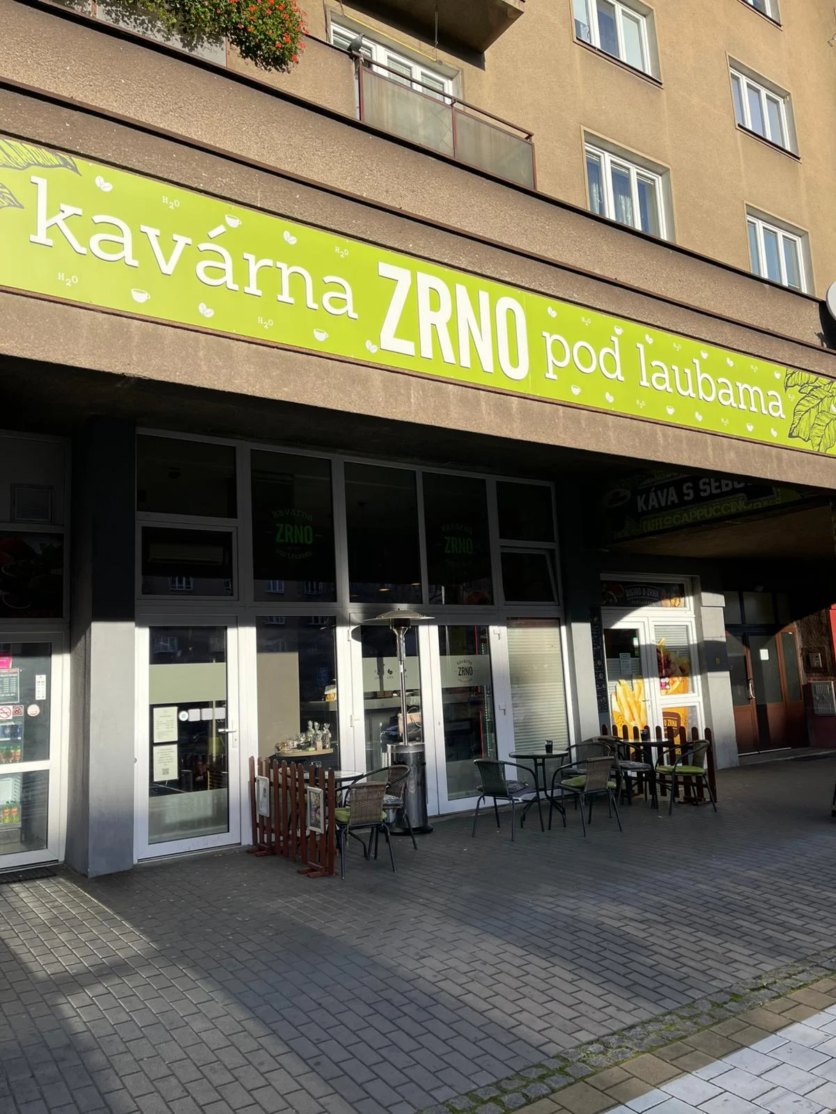 Brunch s kávou a limonádou nebo kafe s dortem pro 1 nebo 2 osoby