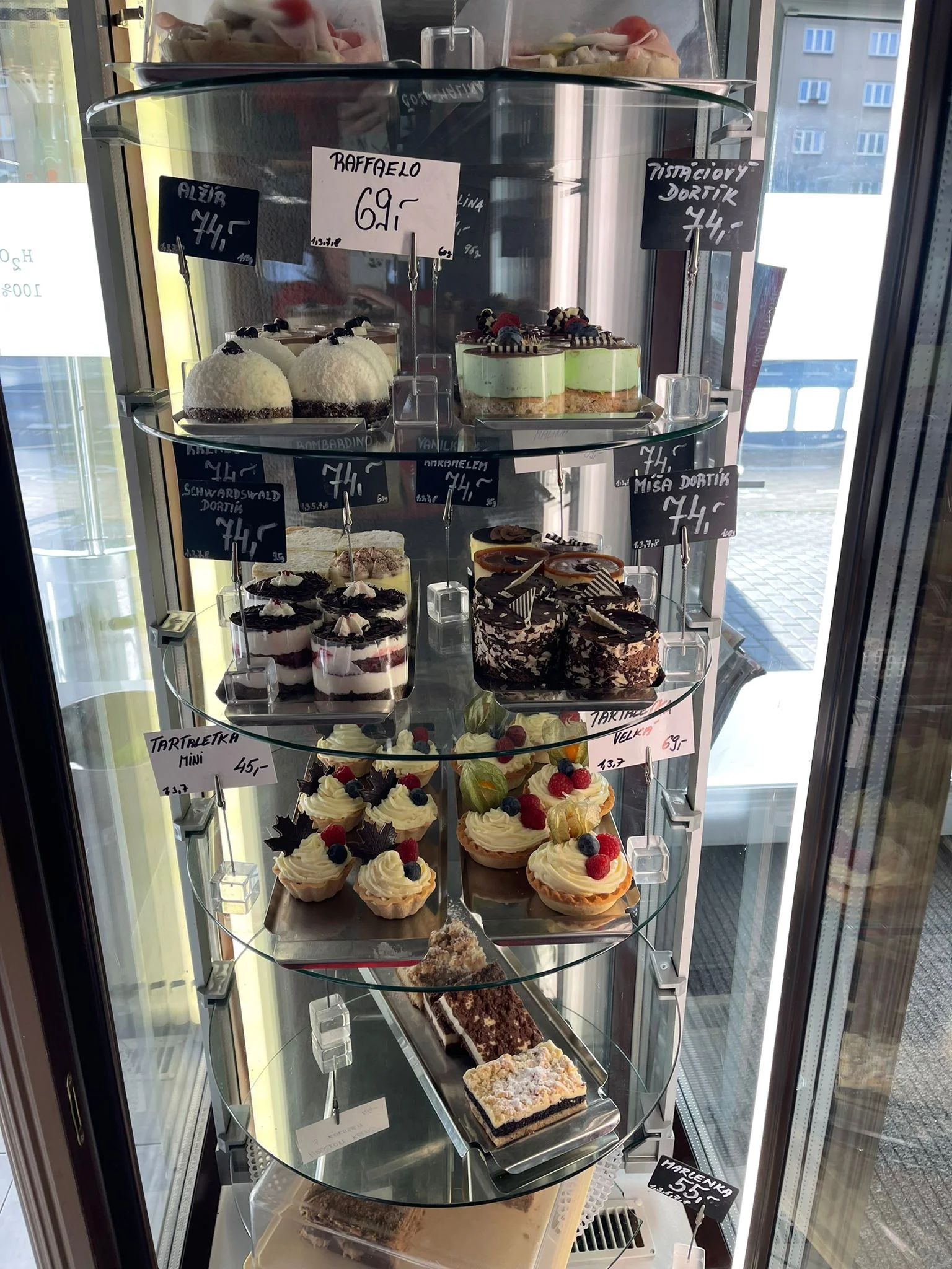 Brunch s kávou a limonádou nebo kafe s dortem pro 1 nebo 2 osoby