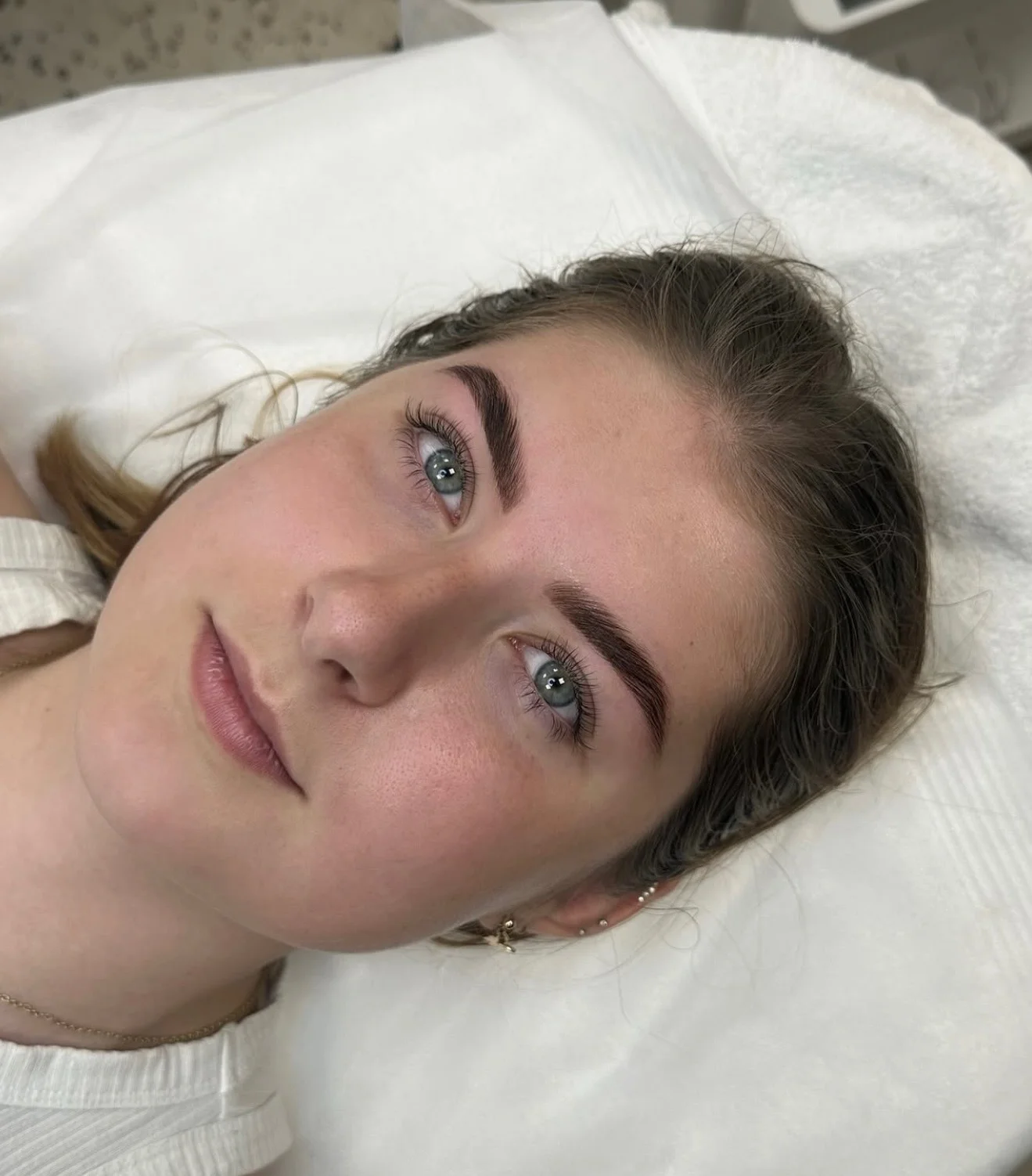 Rozjasněte svou pleť i pohled: kosmetické ošetření, laminace obočí a lifting řas