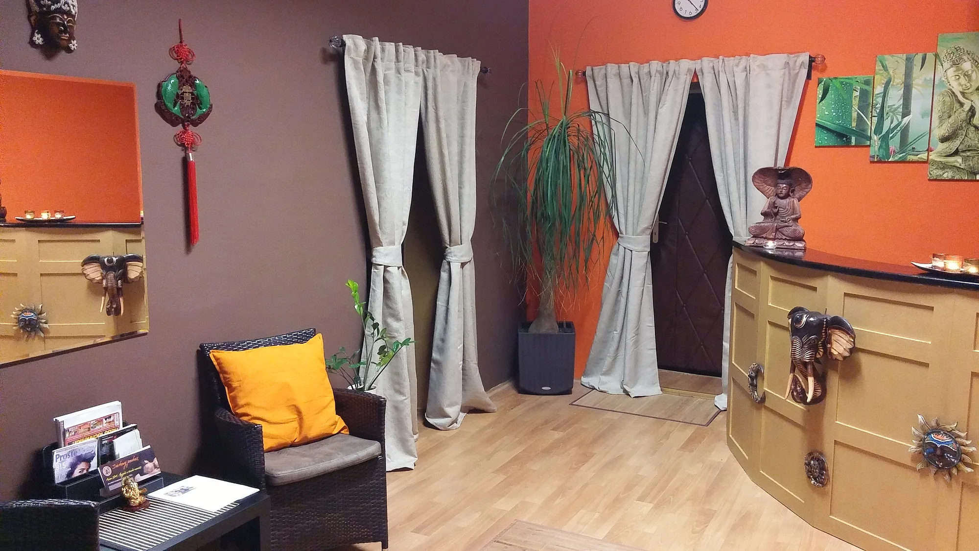 Thajská masáž zad a šíje od rodilých Thajek v délce 30 minut