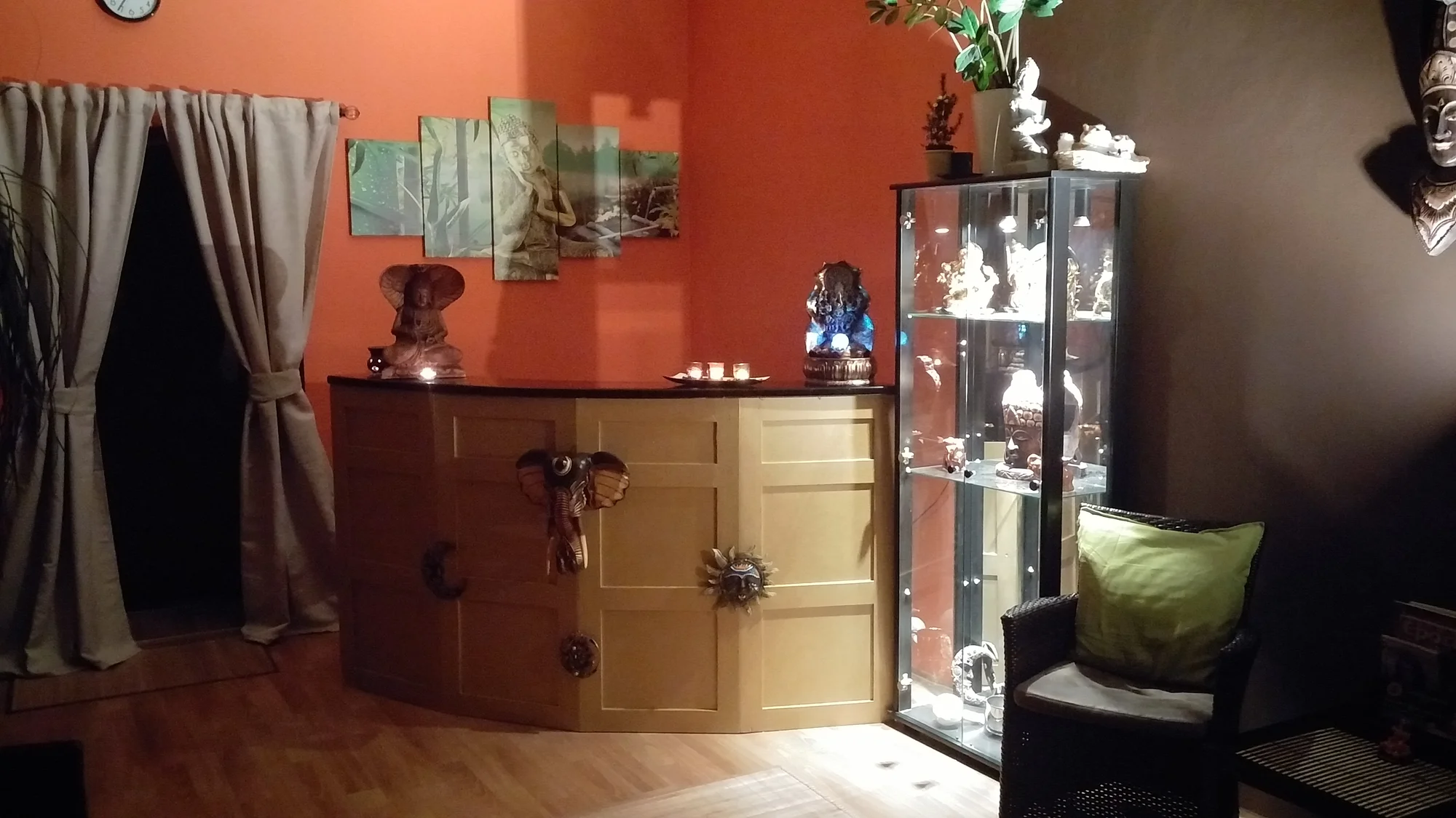 Thajská masáž zad a šíje od rodilých Thajek v délce 30 minut