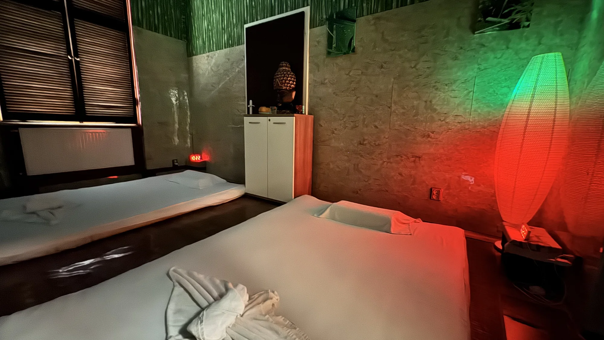 Thajská masáž zad a šíje od rodilých Thajek v délce 30 minut