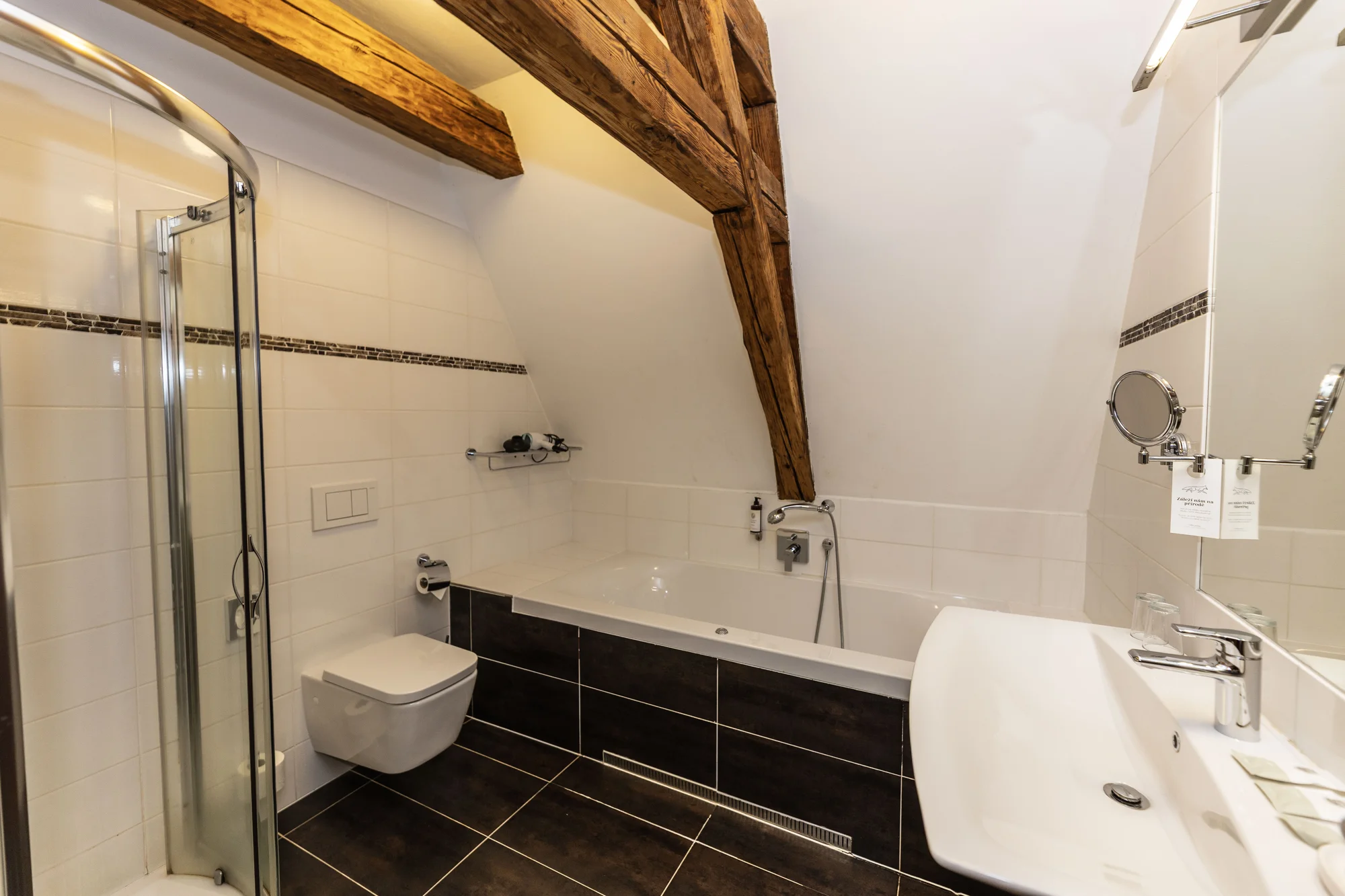 České Švýcarsko: romantický pobyt v historické hájence, snídaně i možnost tříchodové večeře a sudu