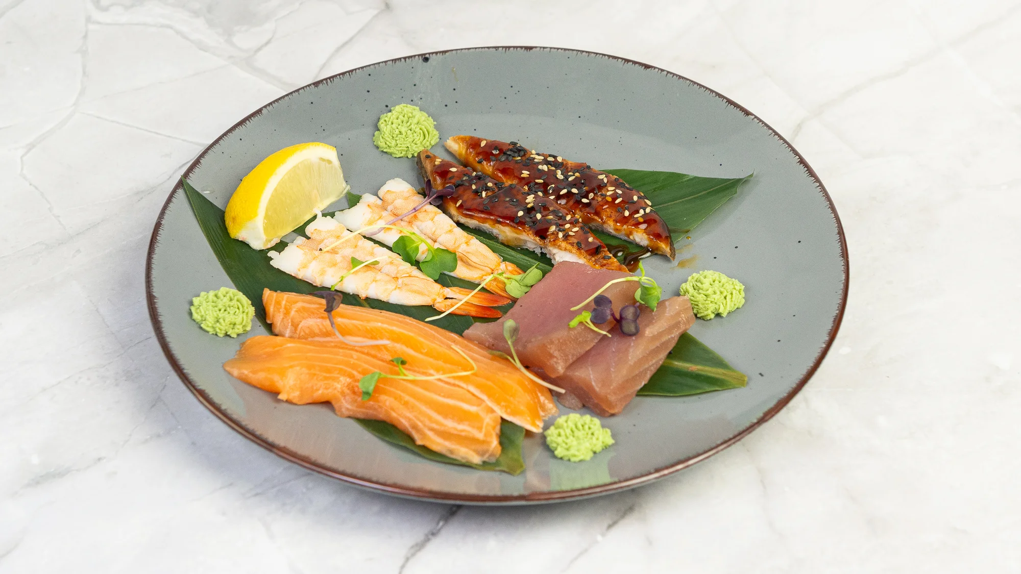 Rozmanité sushi sety s 24-64 kousky, miso či tom yum polévkou, edamame i limonádou