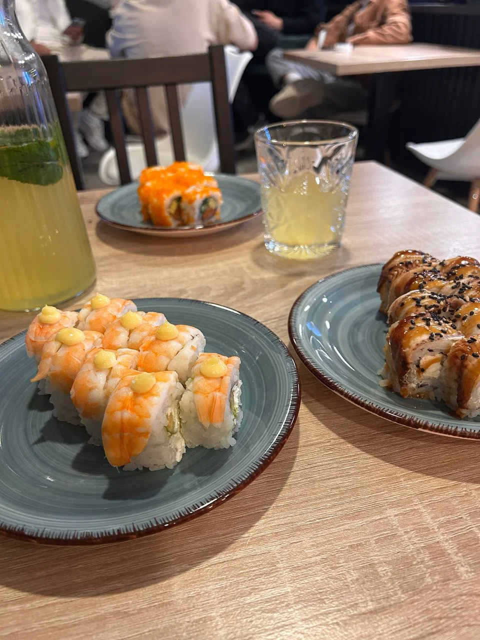Rozmanité sushi sety s 24-64 kousky, miso či tom yum polévkou, edamame i limonádou