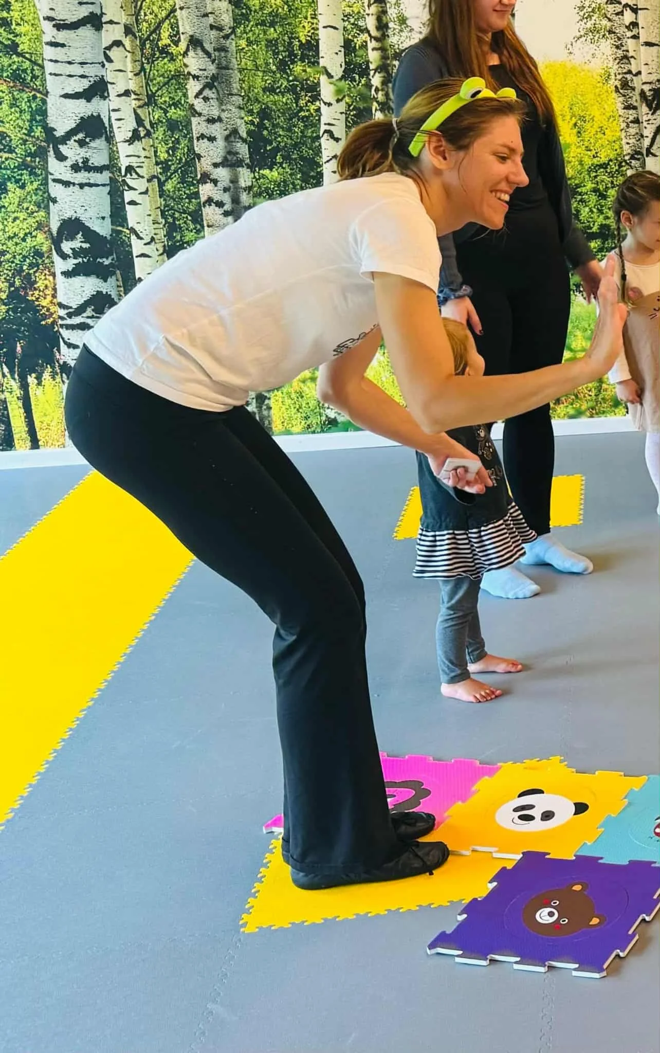 Hravé lekce angličtiny a pohybu: pro rodiče s dětmi od 6 měsíců, 2–⁠⁠⁠⁠⁠⁠15 lekcí