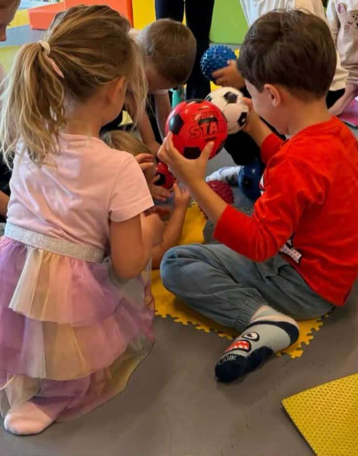 Hravé lekce angličtiny a pohybu: pro rodiče s dětmi od 6 měsíců, 2–⁠⁠⁠⁠⁠⁠15 lekcí