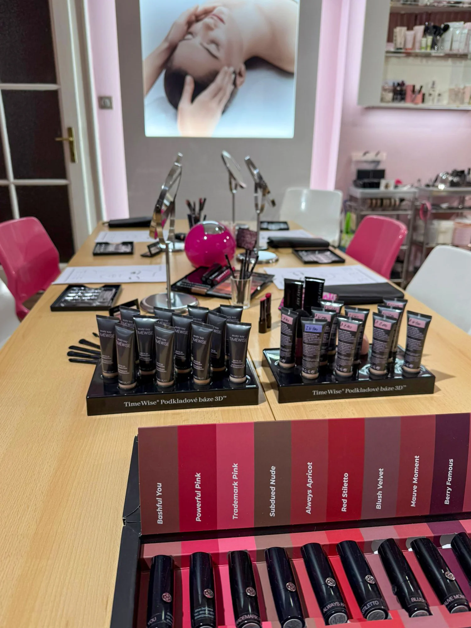 Kurz líčení pro 1 či 2 osoby s profesionální vizážistkou i vč. balíčku kosmetiky