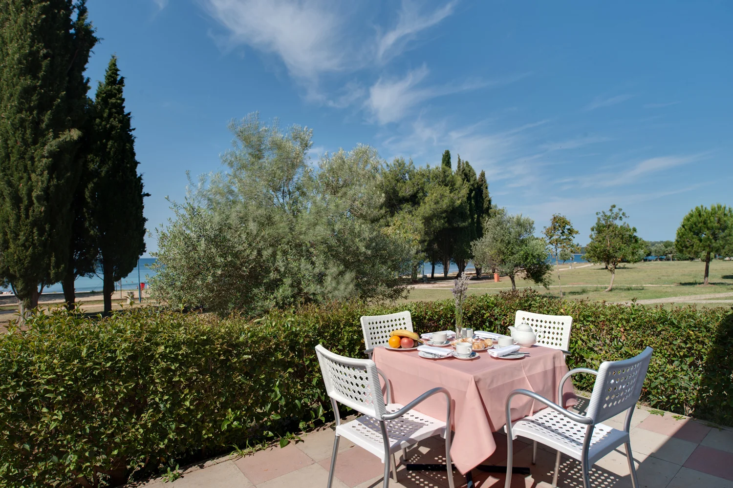 Hurá na Istrii: 3* apartmány přímo u pláže, snídaně nebo polopenze, bazén s tobogány