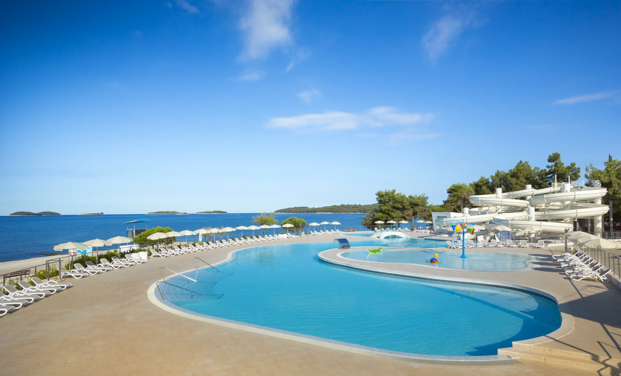 Hurá na Istrii: 3* apartmány přímo u pláže, snídaně nebo polopenze, bazén s tobogány