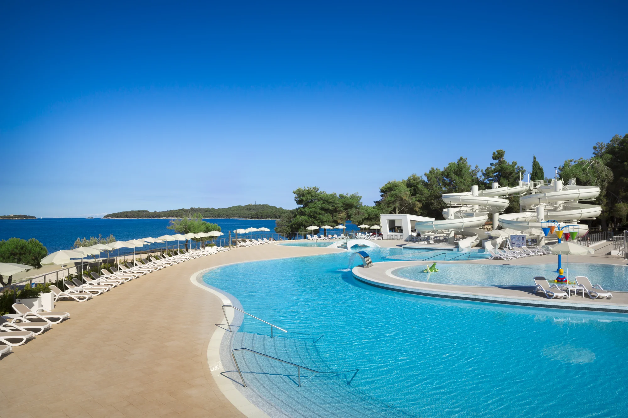 Hurá na Istrii: 3* apartmány přímo u pláže, snídaně nebo polopenze, bazén s tobogány