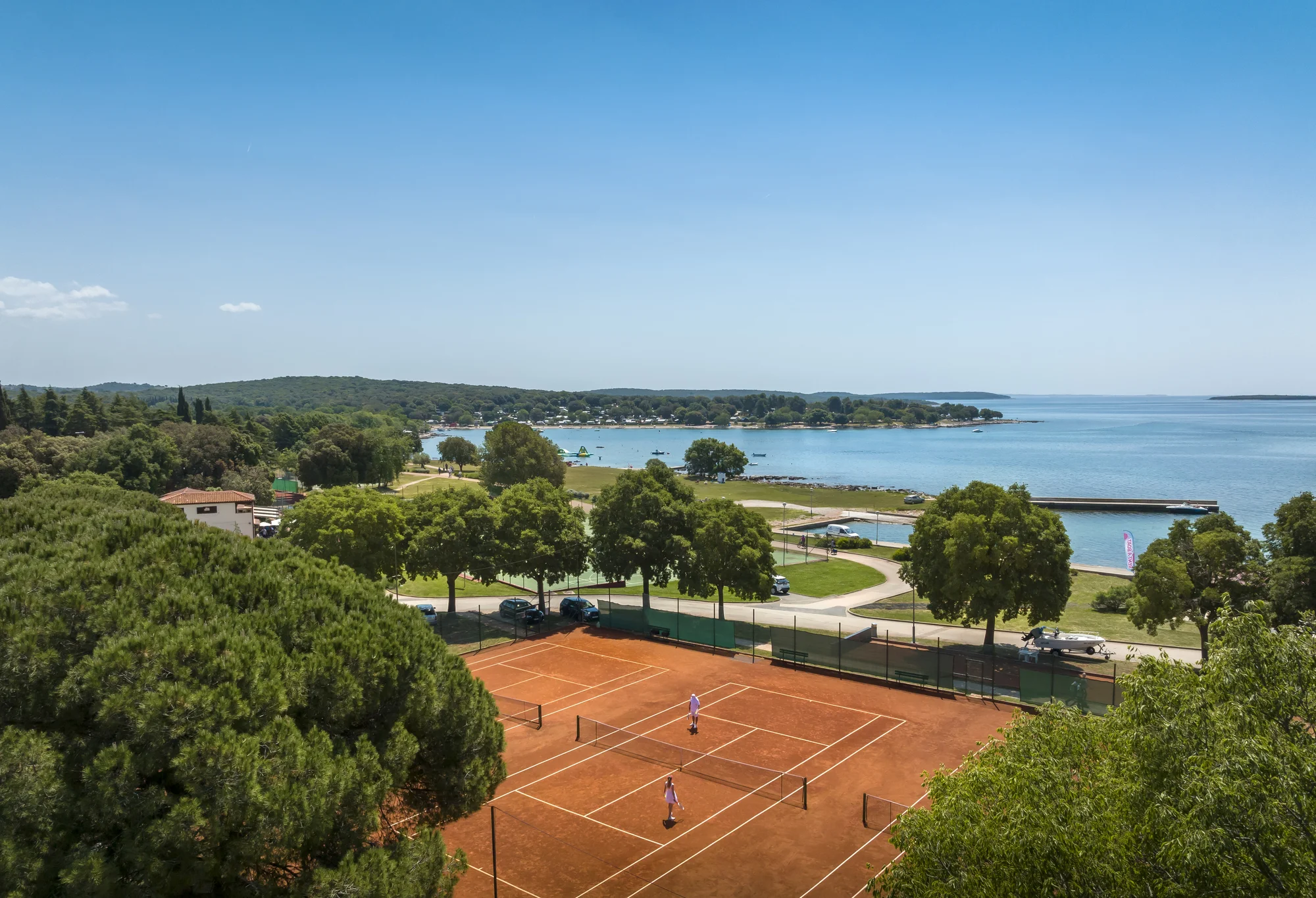Hurá na Istrii: 3* apartmány přímo u pláže, snídaně nebo polopenze, bazén s tobogány